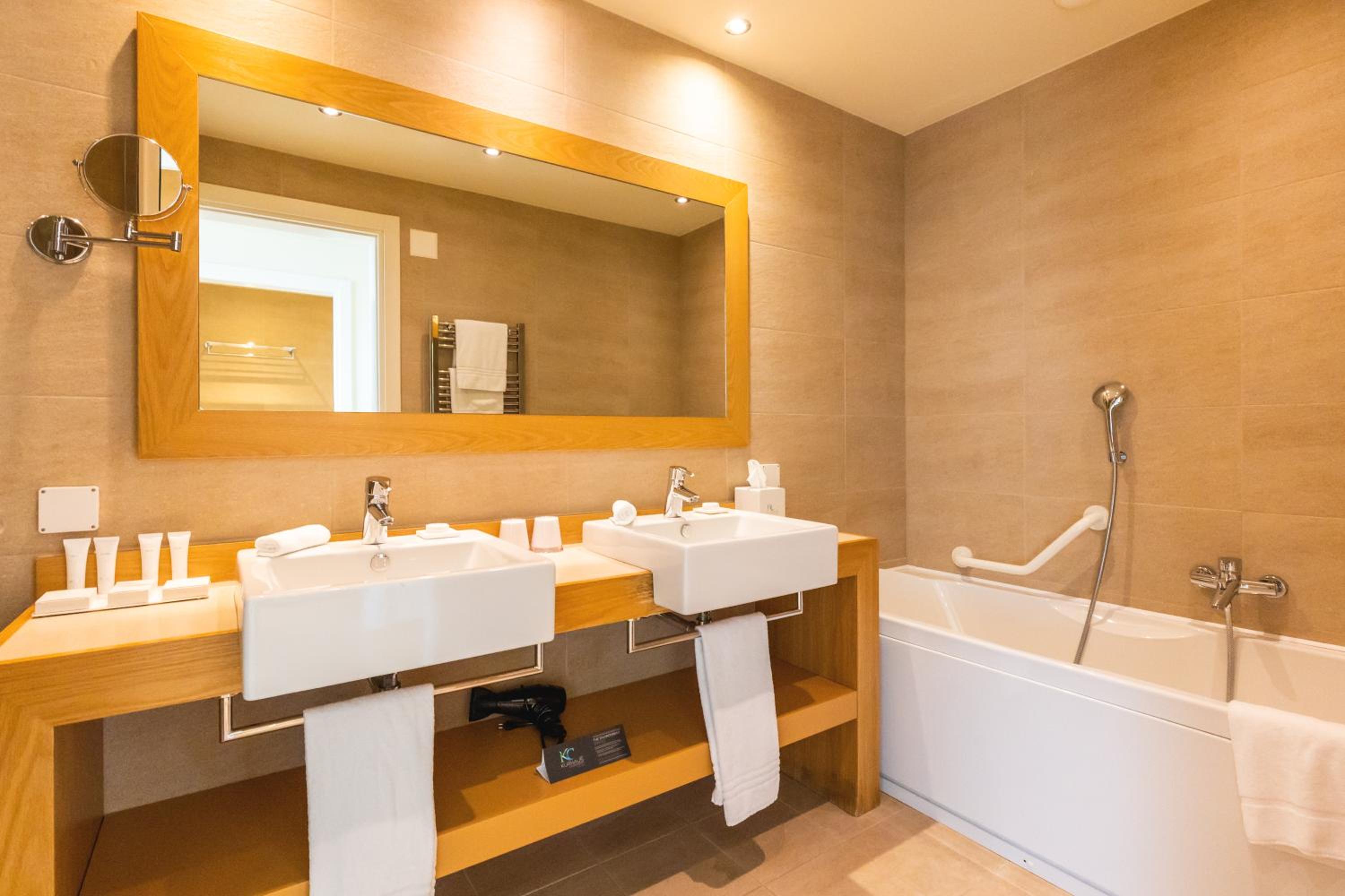 Panorama Suite with Lake View - Photo 7