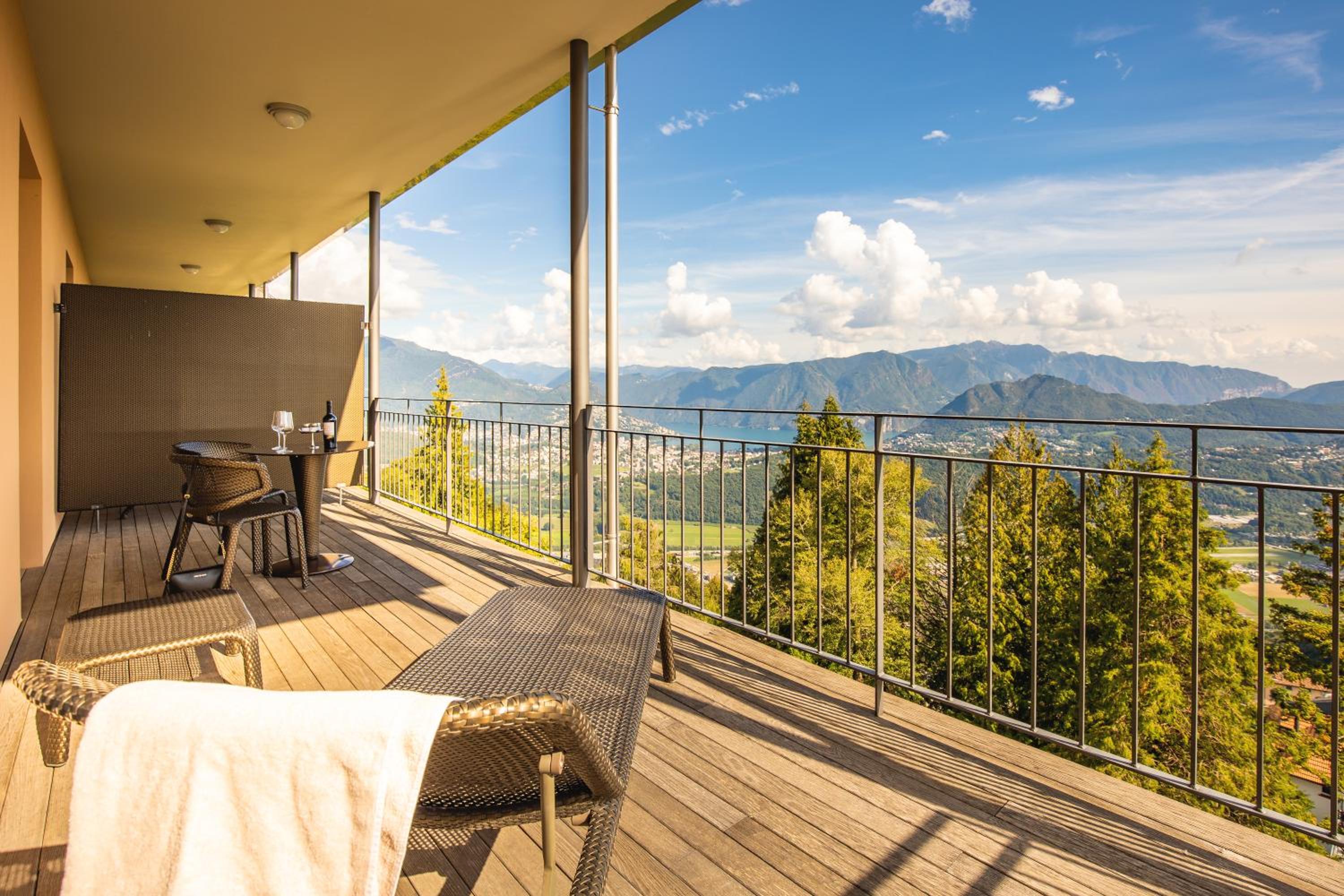 Panorama Suite with Lake View - Photo 5