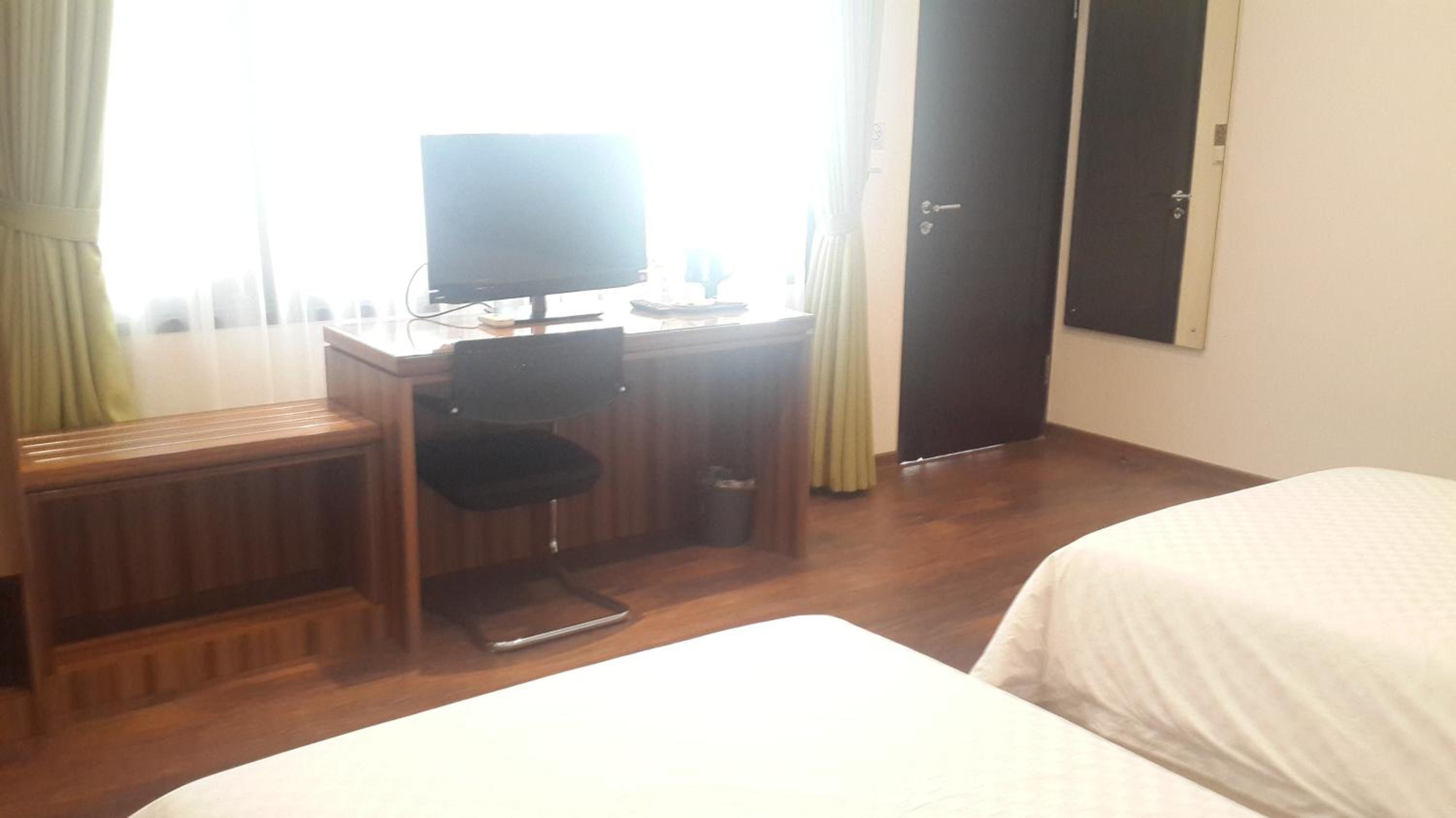 Twin Room with Pool View photo 3