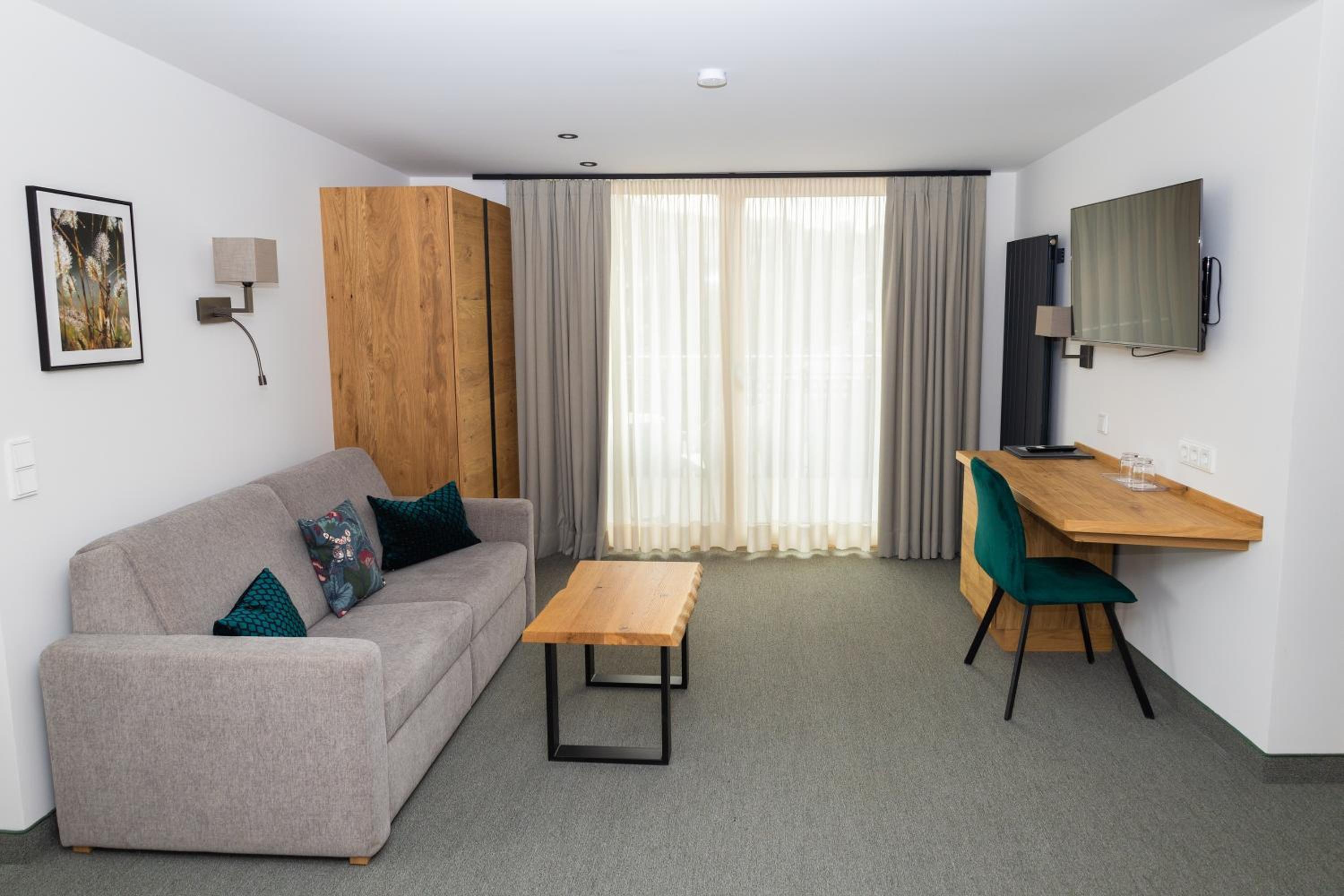 Junior Suite with Balcony - Photo 5
