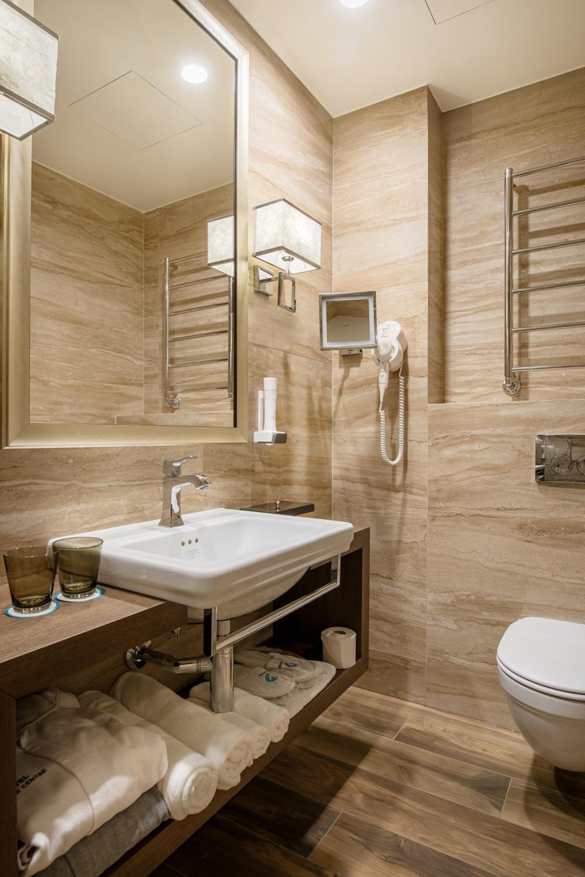 Deluxe Room with access to the V Spa water and sauna area photo 2
