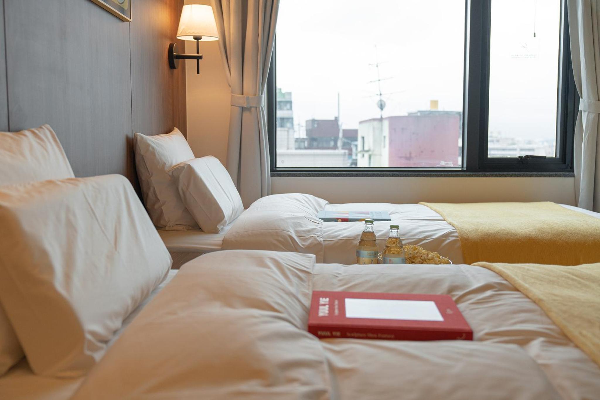 Deluxe Twin Room - Photo 13