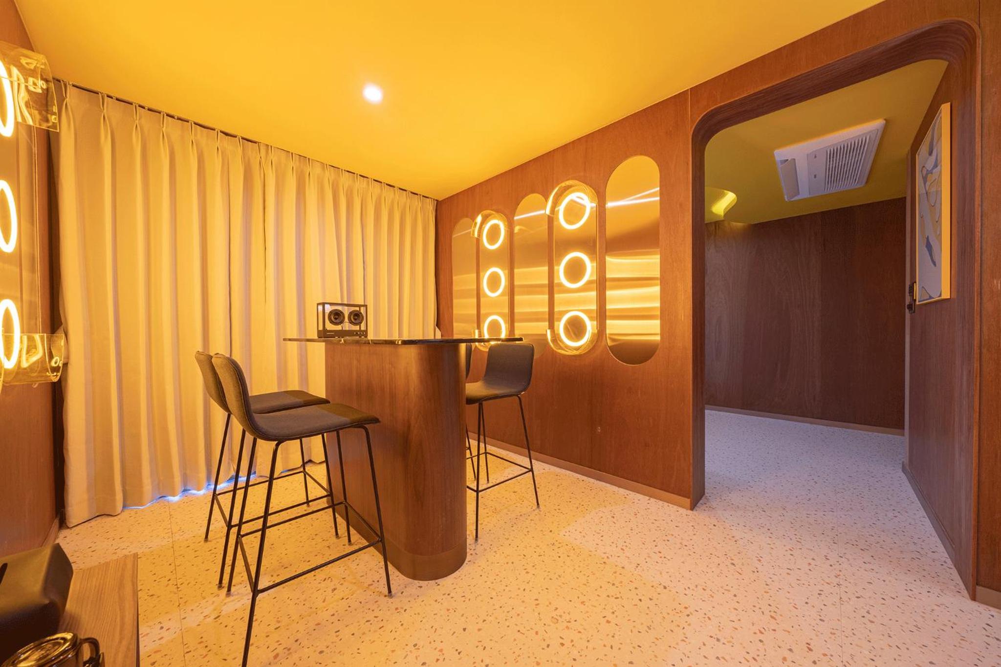Suite - Photo 16