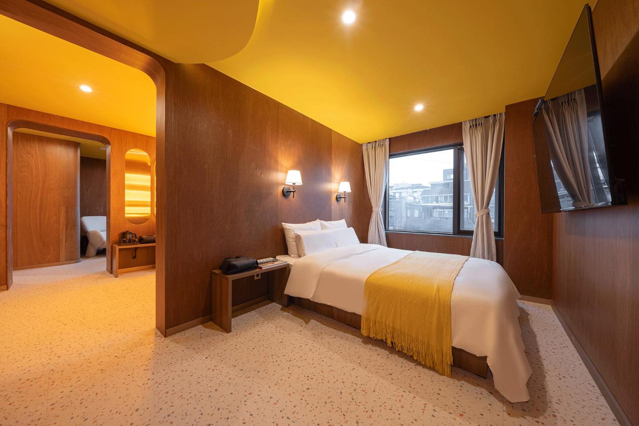 Suite - Photo 11