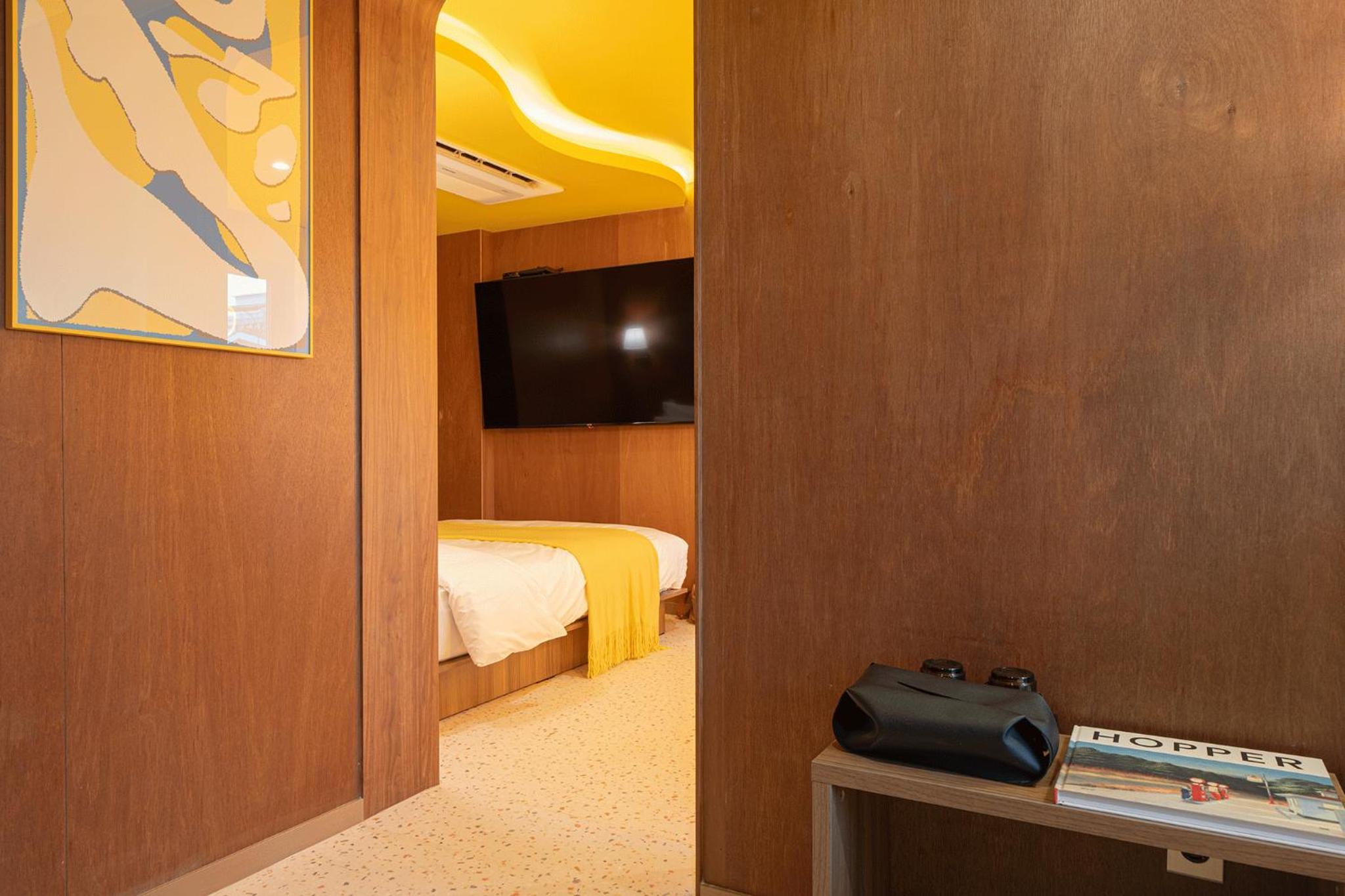 Suite - Photo 15