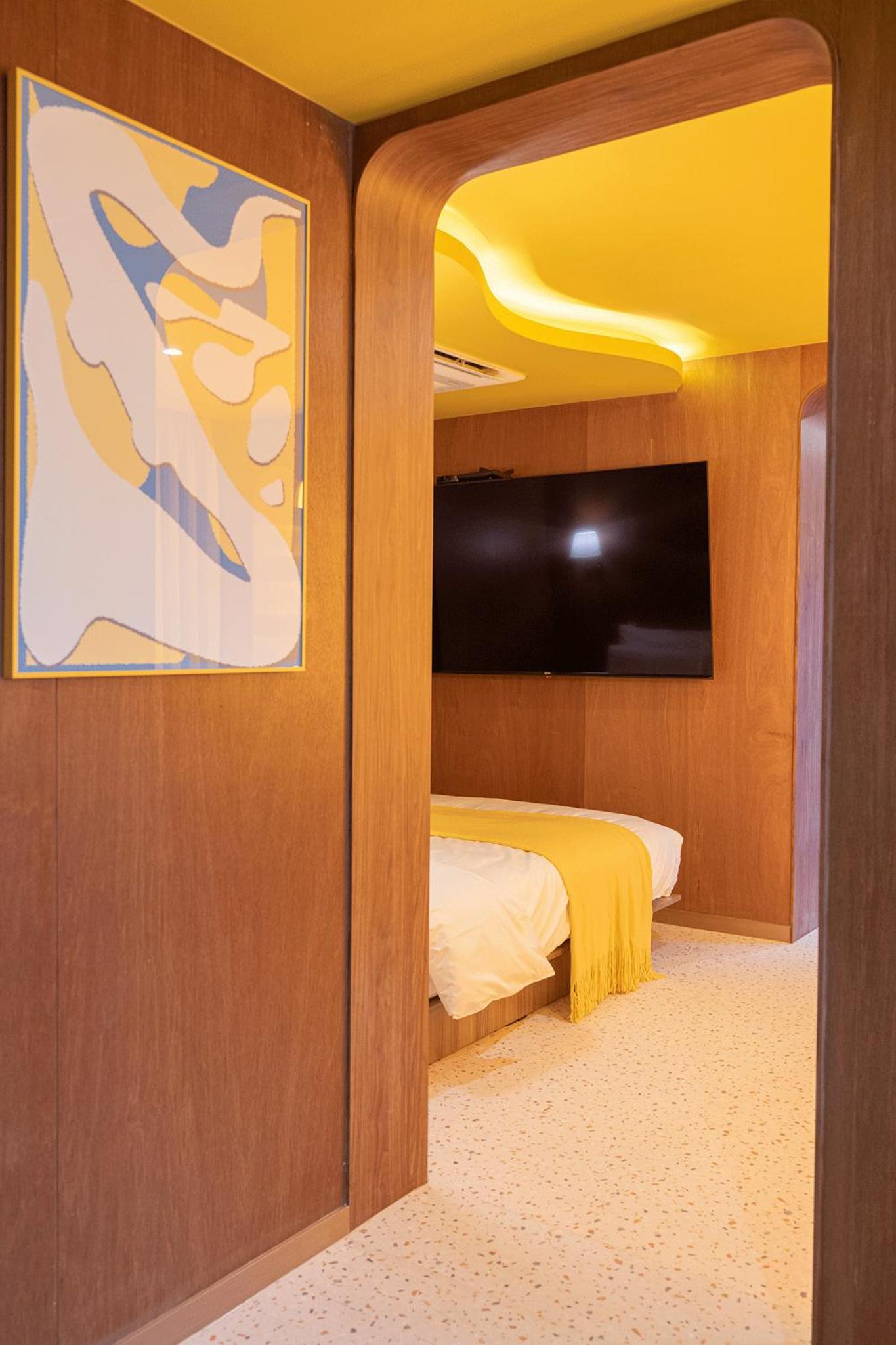 Suite - Photo 14