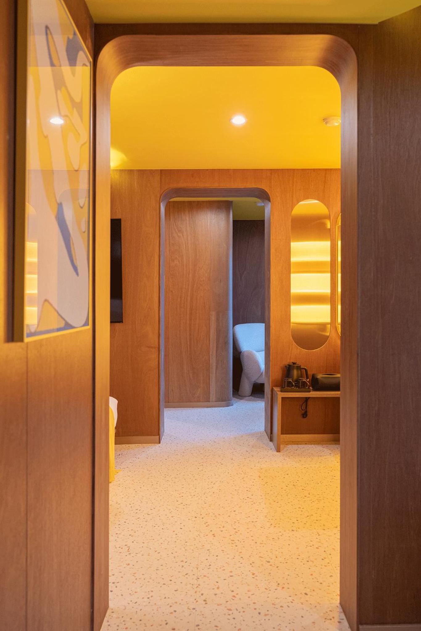 Suite - Photo 17