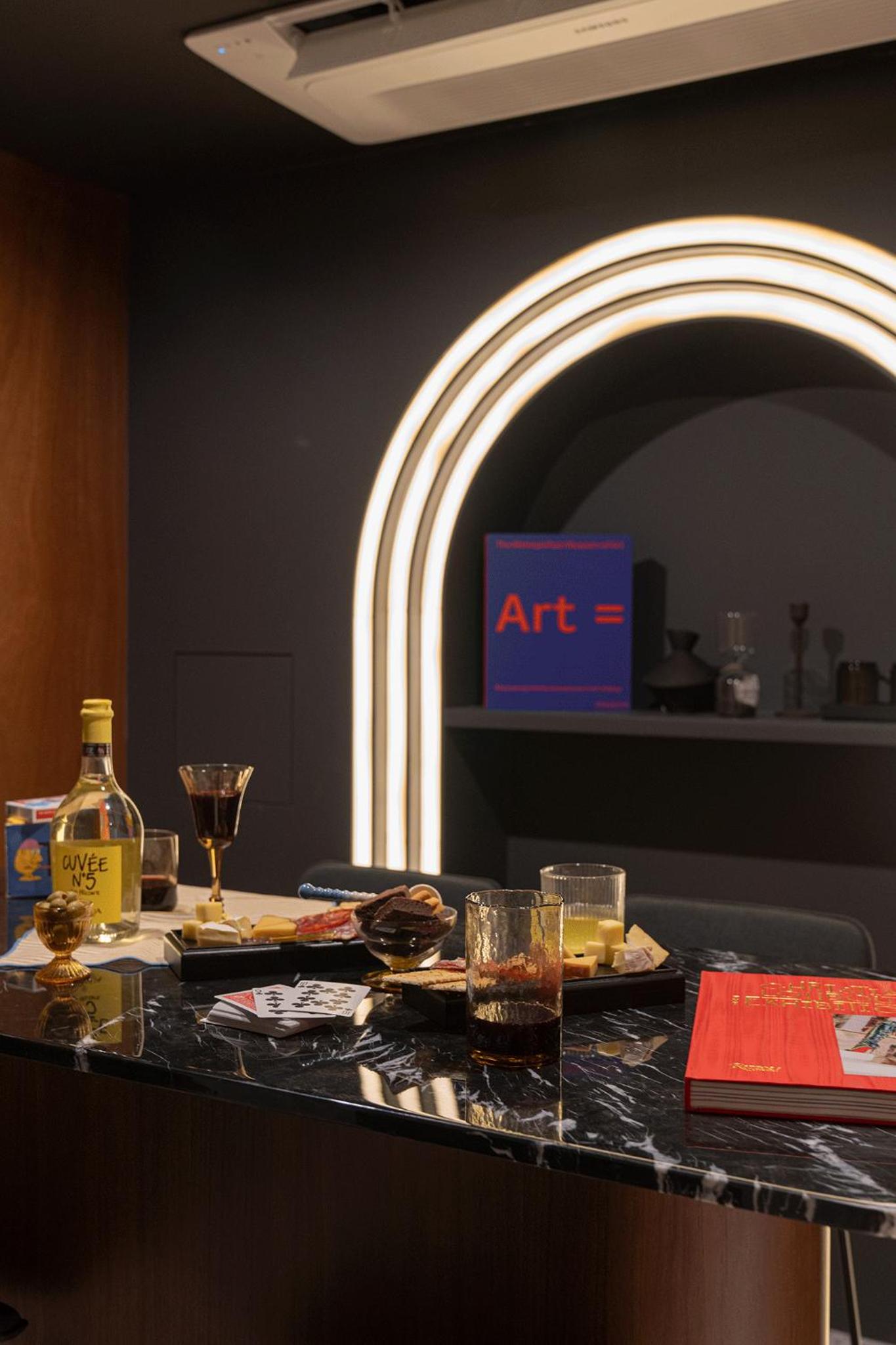 Suite - Photo 24