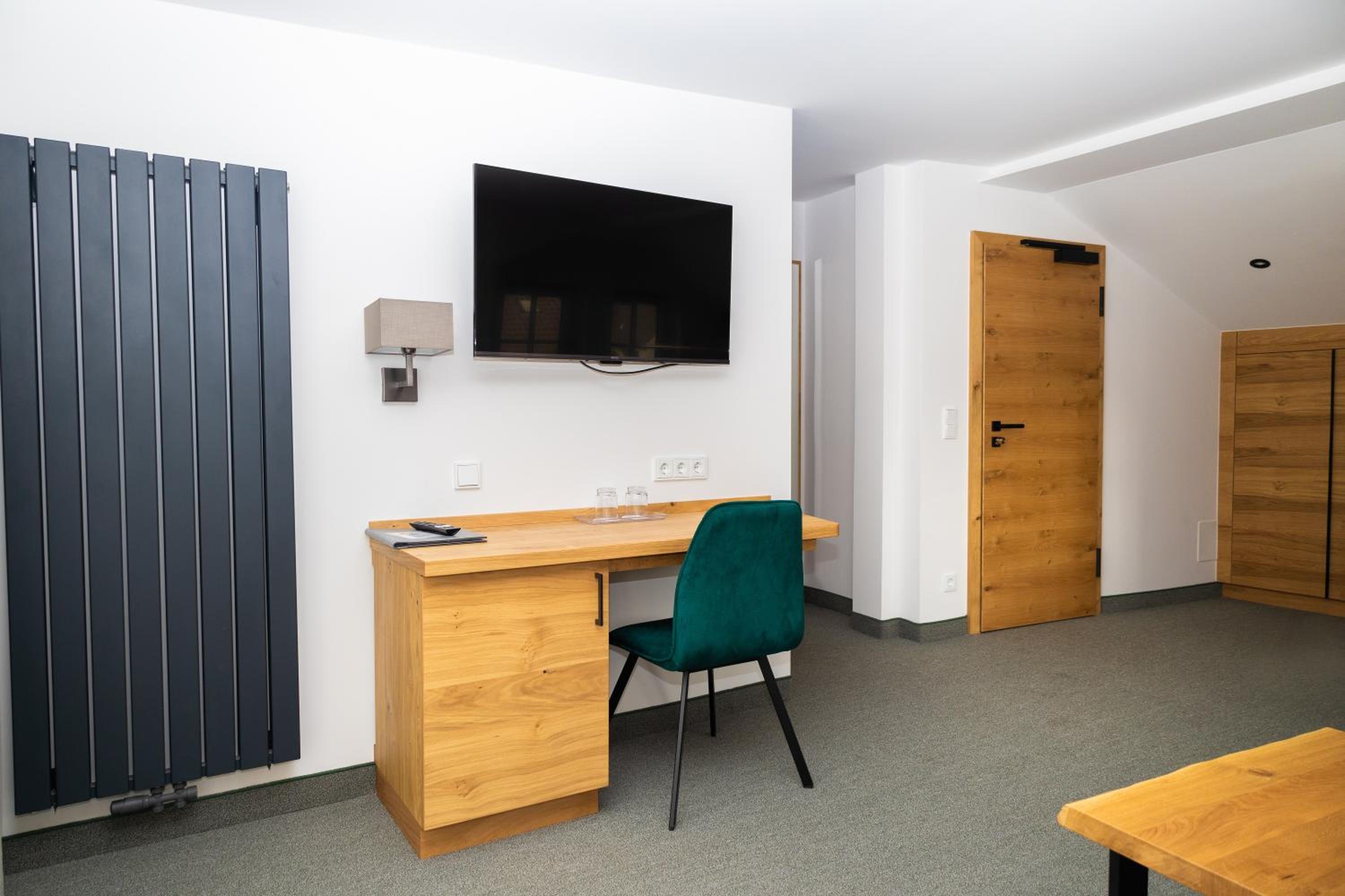 Junior Suite with Balcony - Photo 4