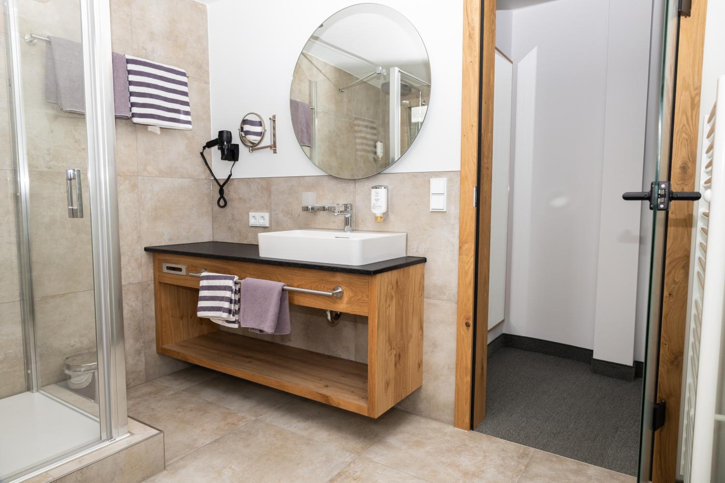 Junior Suite with Balcony - Photo 3