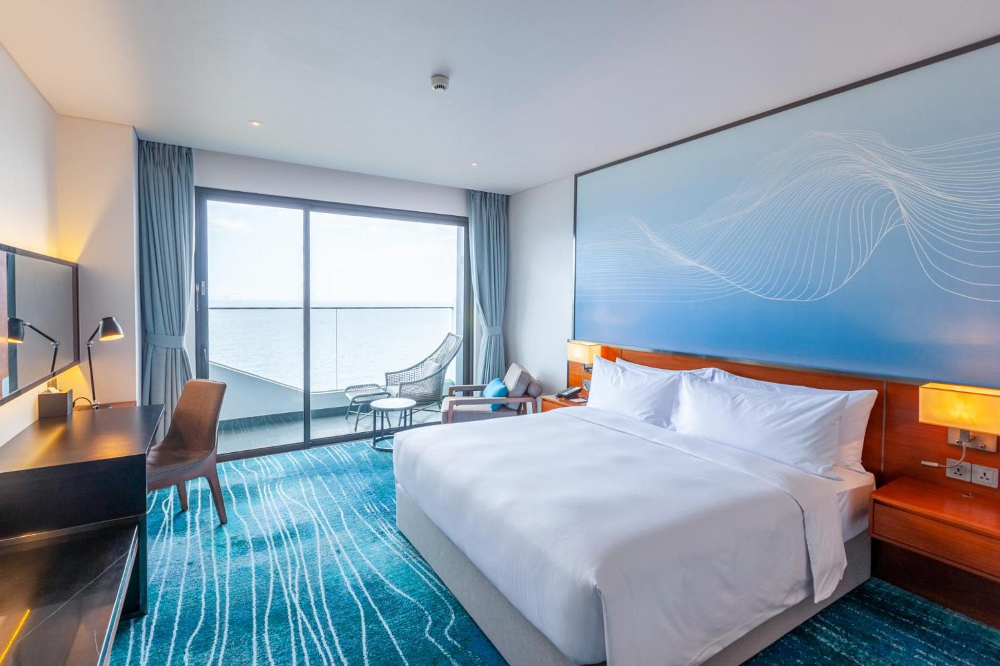 Deluxe King Room with Ocean View and Balcony - Photo 11