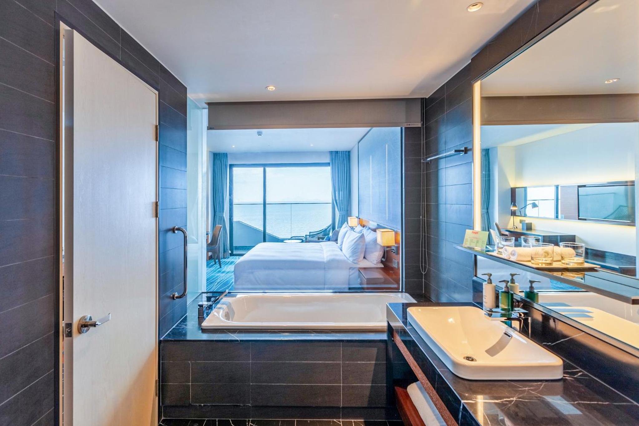 Deluxe King Room with Ocean View and Balcony - Photo 10