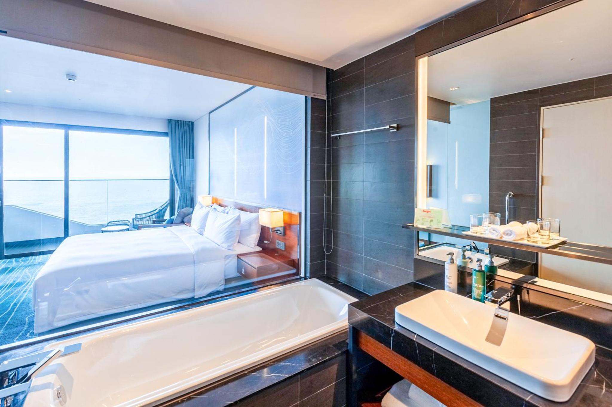 Deluxe King Room with Ocean View and Balcony - Photo 9