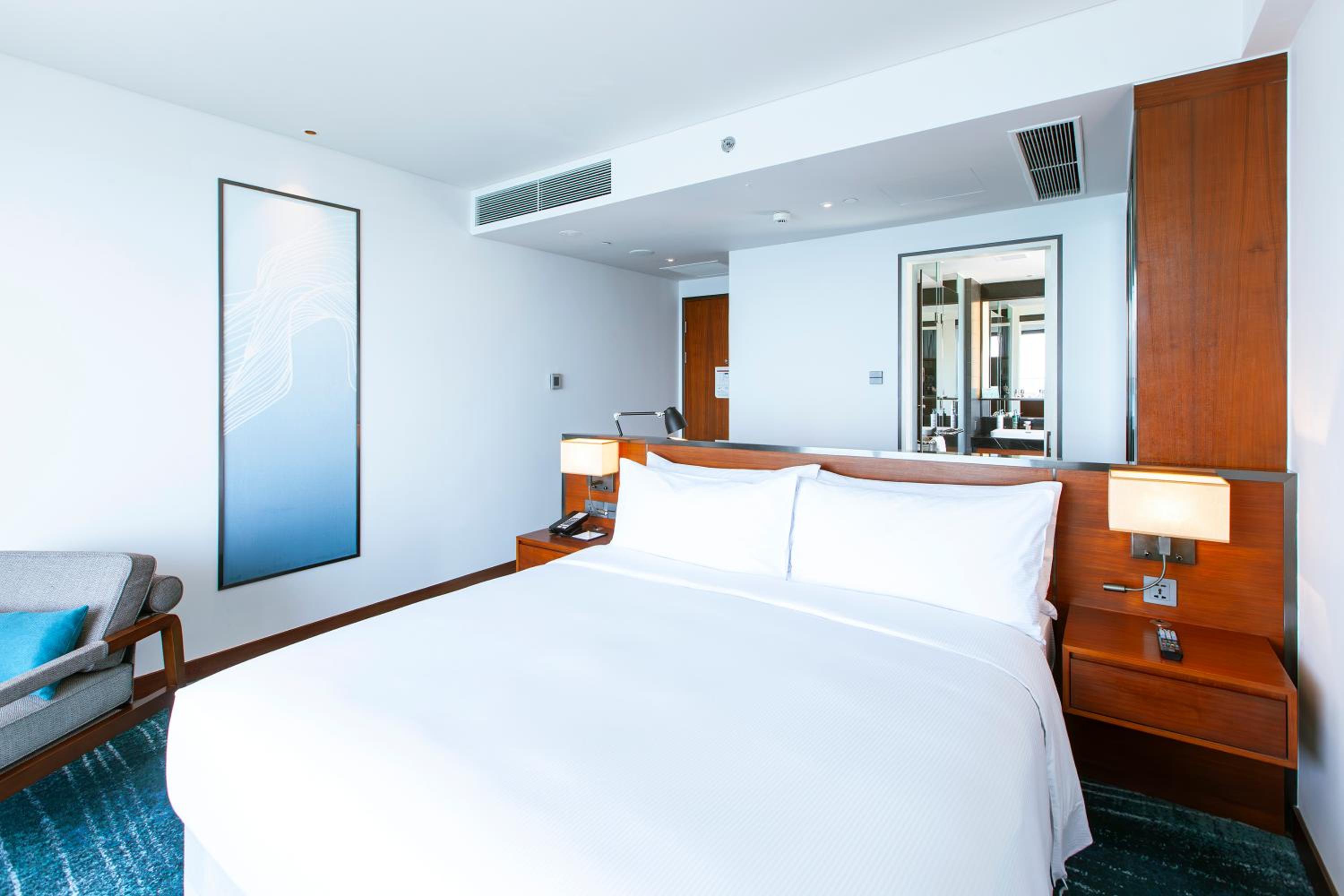 Deluxe Corner King Room with Ocean View and Balcony - Photo 2