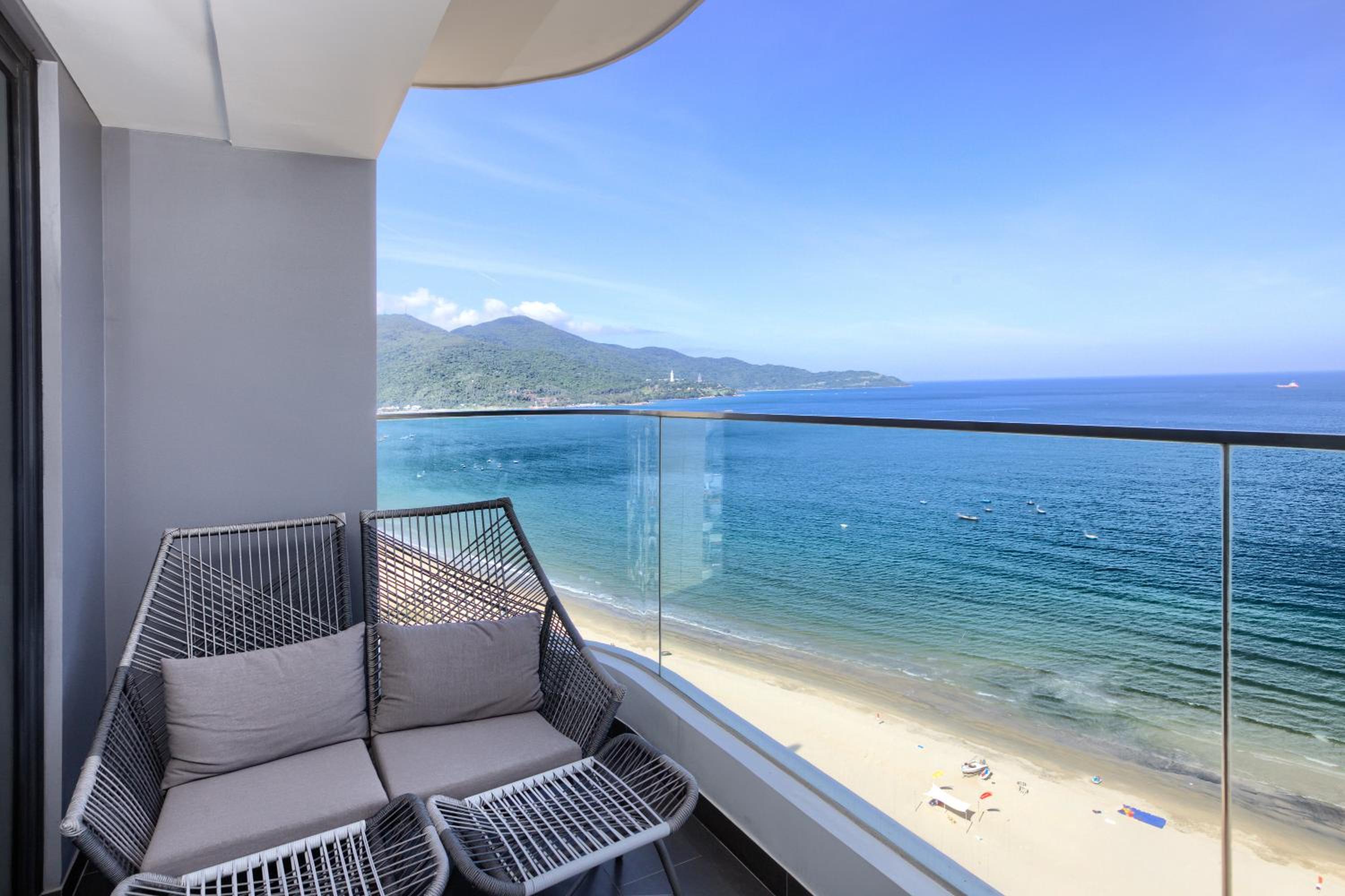 Deluxe Corner King Room with Ocean View and Balcony - Photo 11