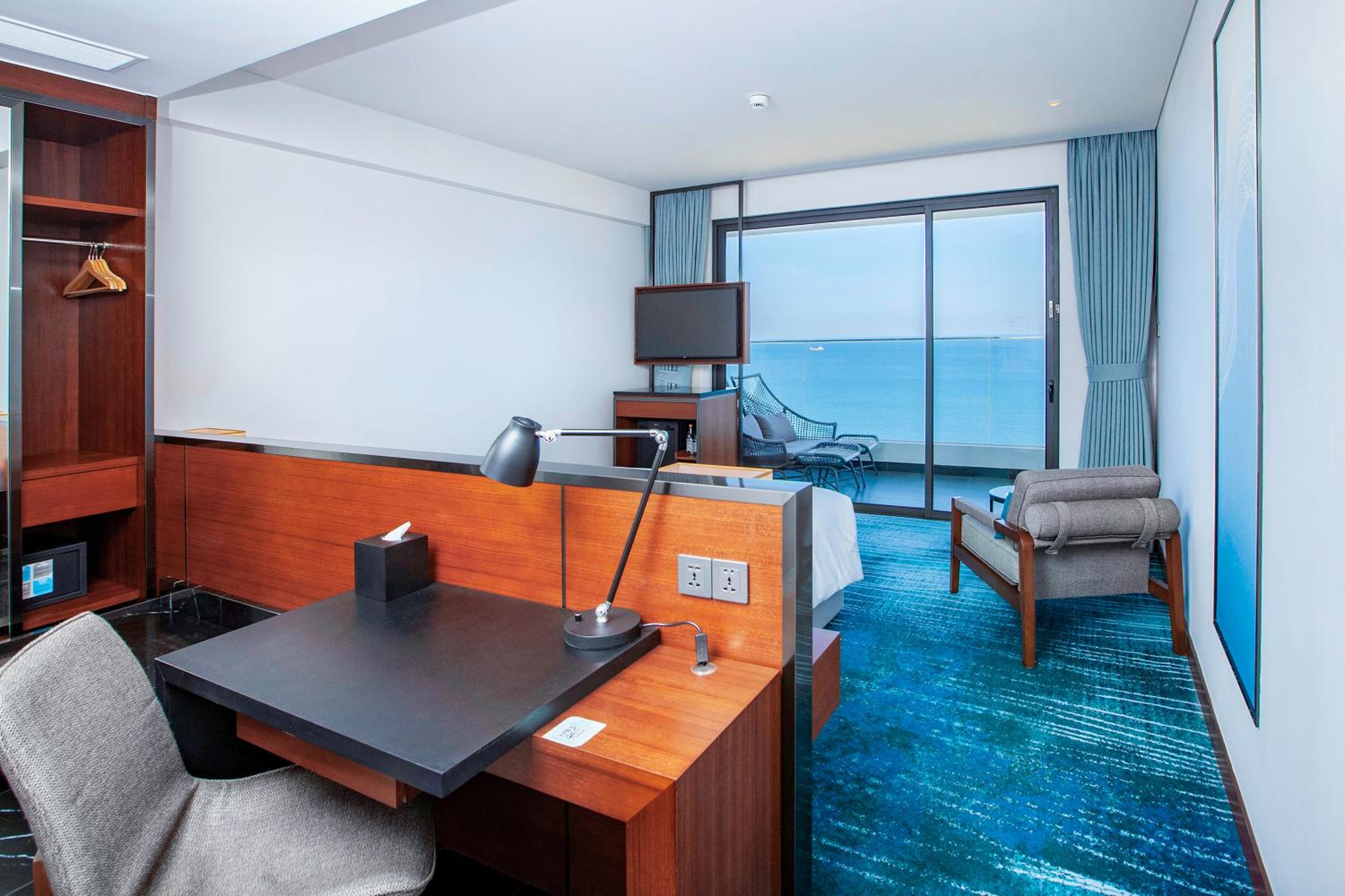 Deluxe Corner King Room with Ocean View and Balcony - Photo 10