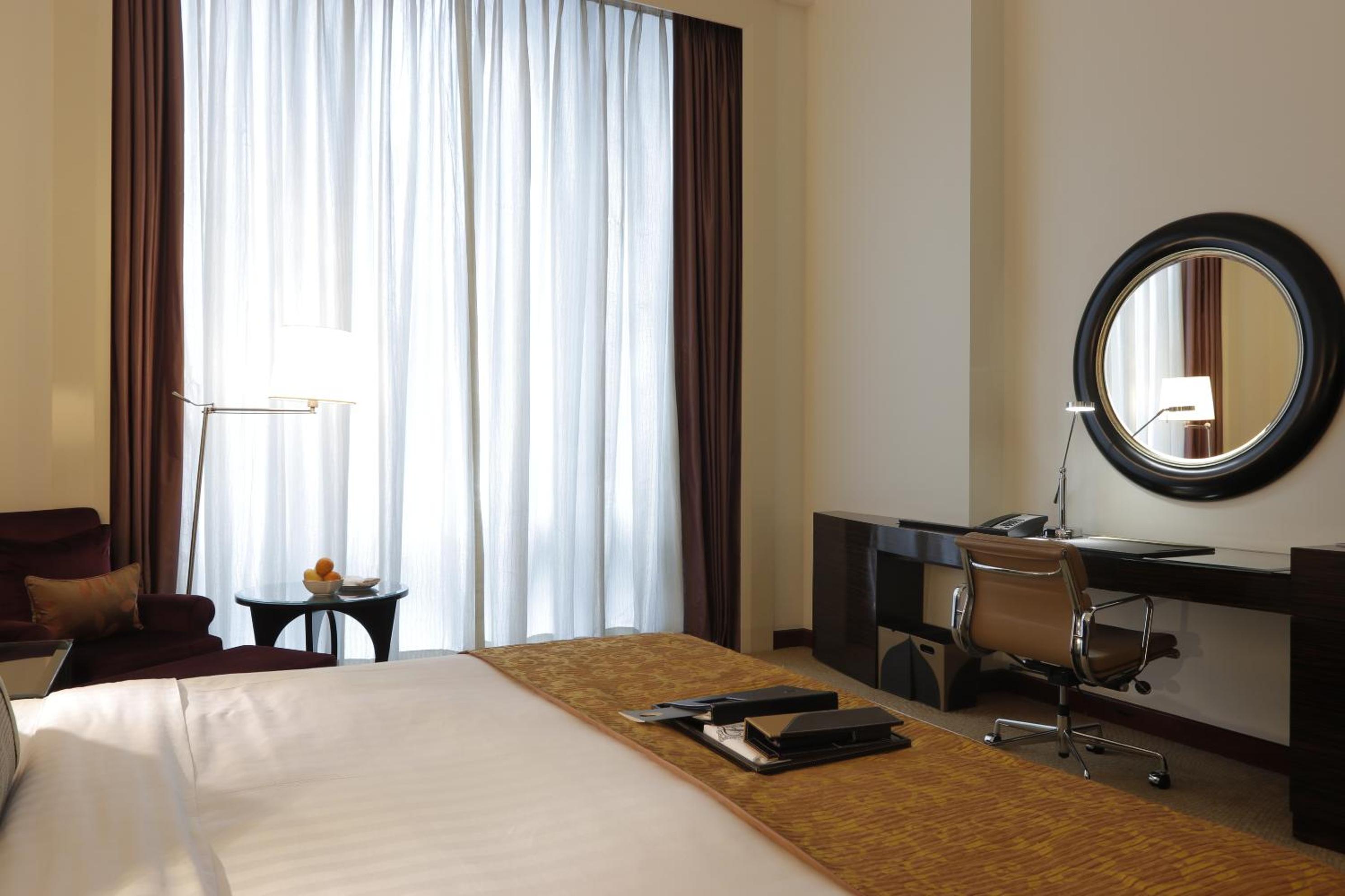 Deluxe Corner King Room