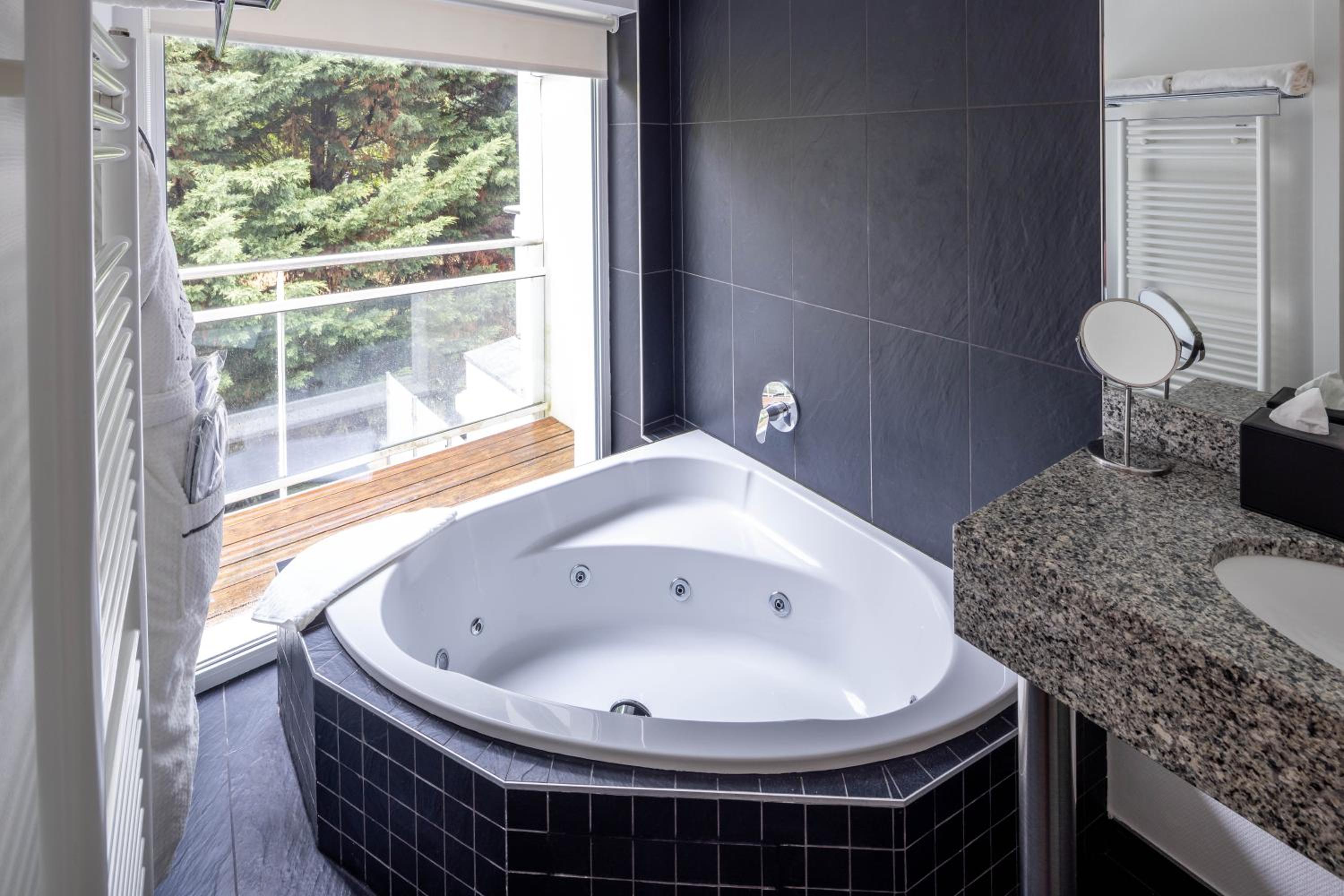 Double Room with Spa Bath - Photo 13