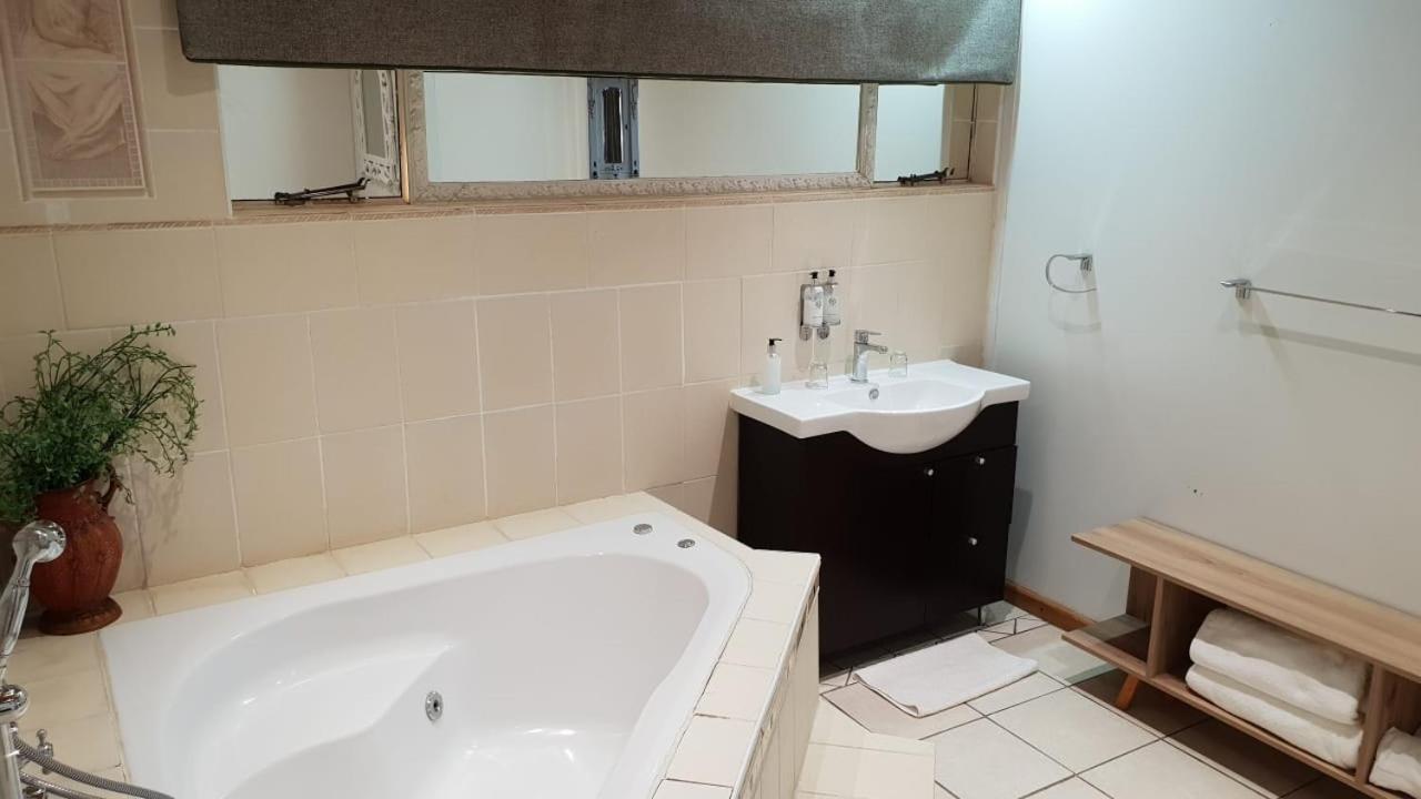 Queen Room with Spa Bath photo 2