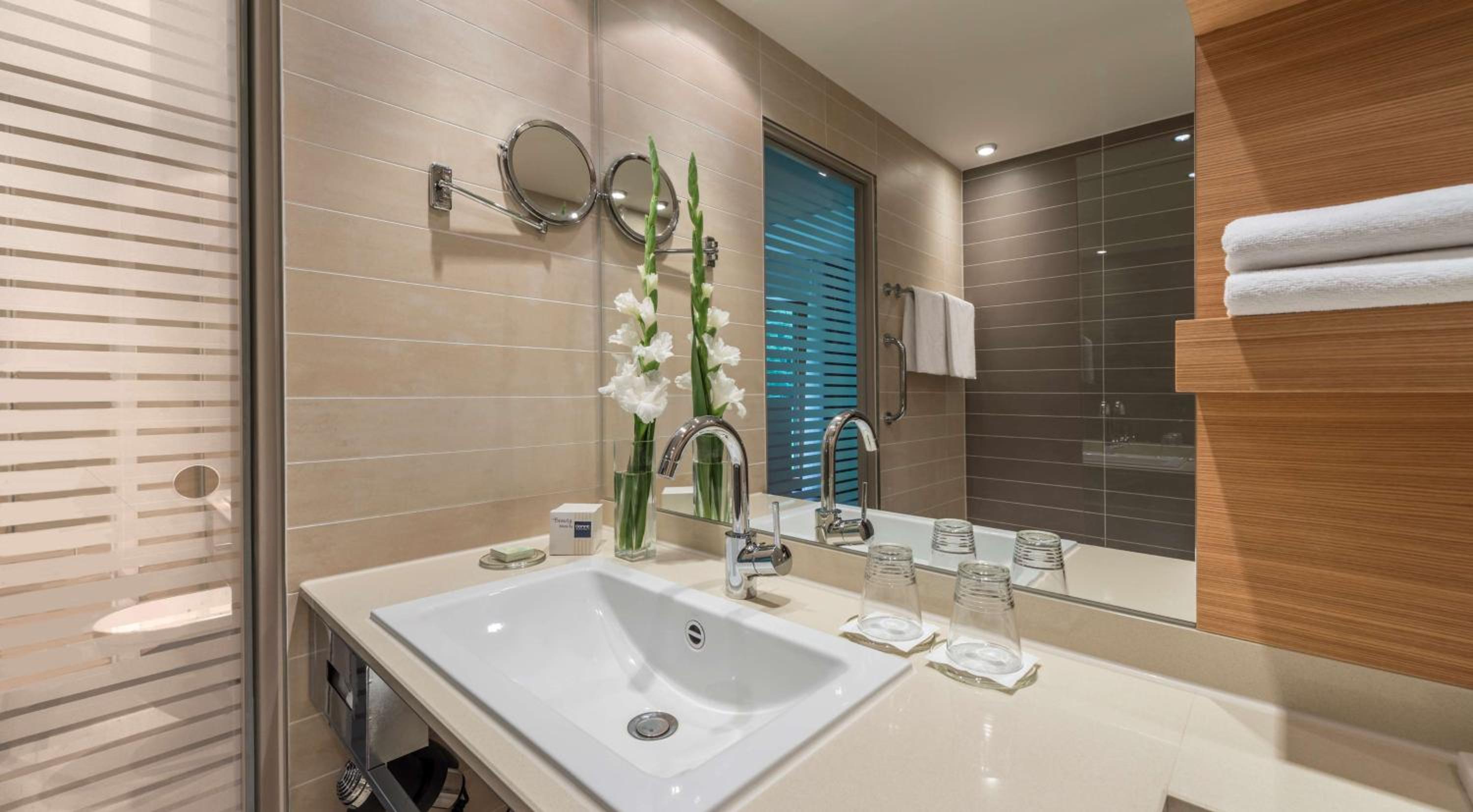 Deluxe Double Room (2 Adults + 1 Child) - Photo 2