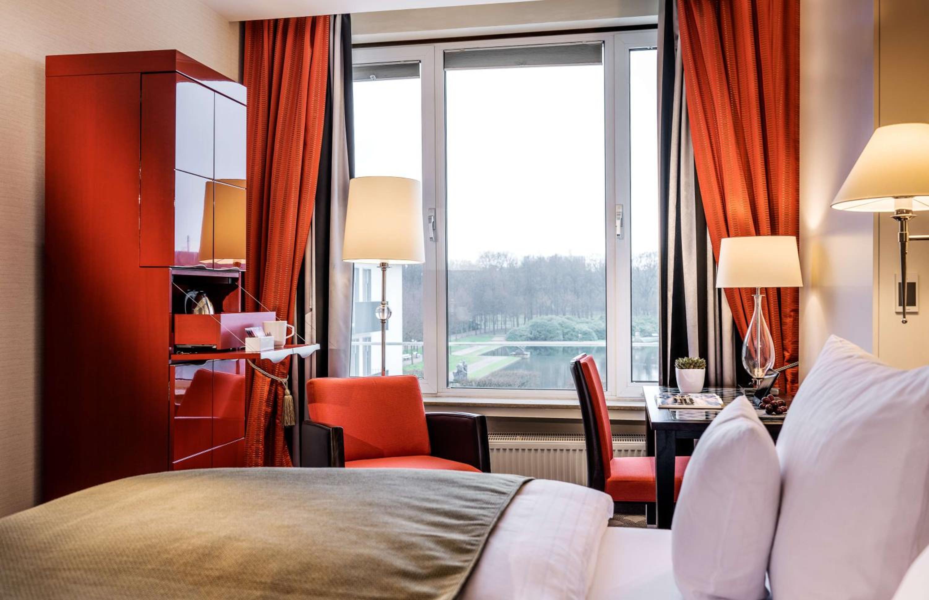 Executive Room with Lake View - Photo 4