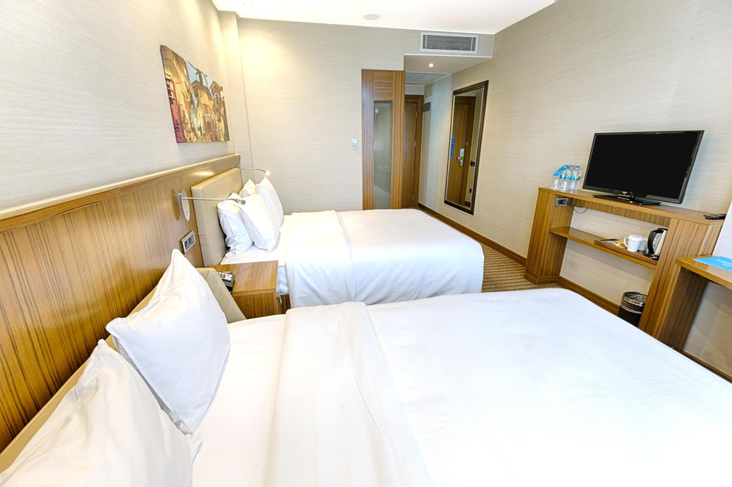 Queen Room with Sofa Bed - Smoking - Photo 4