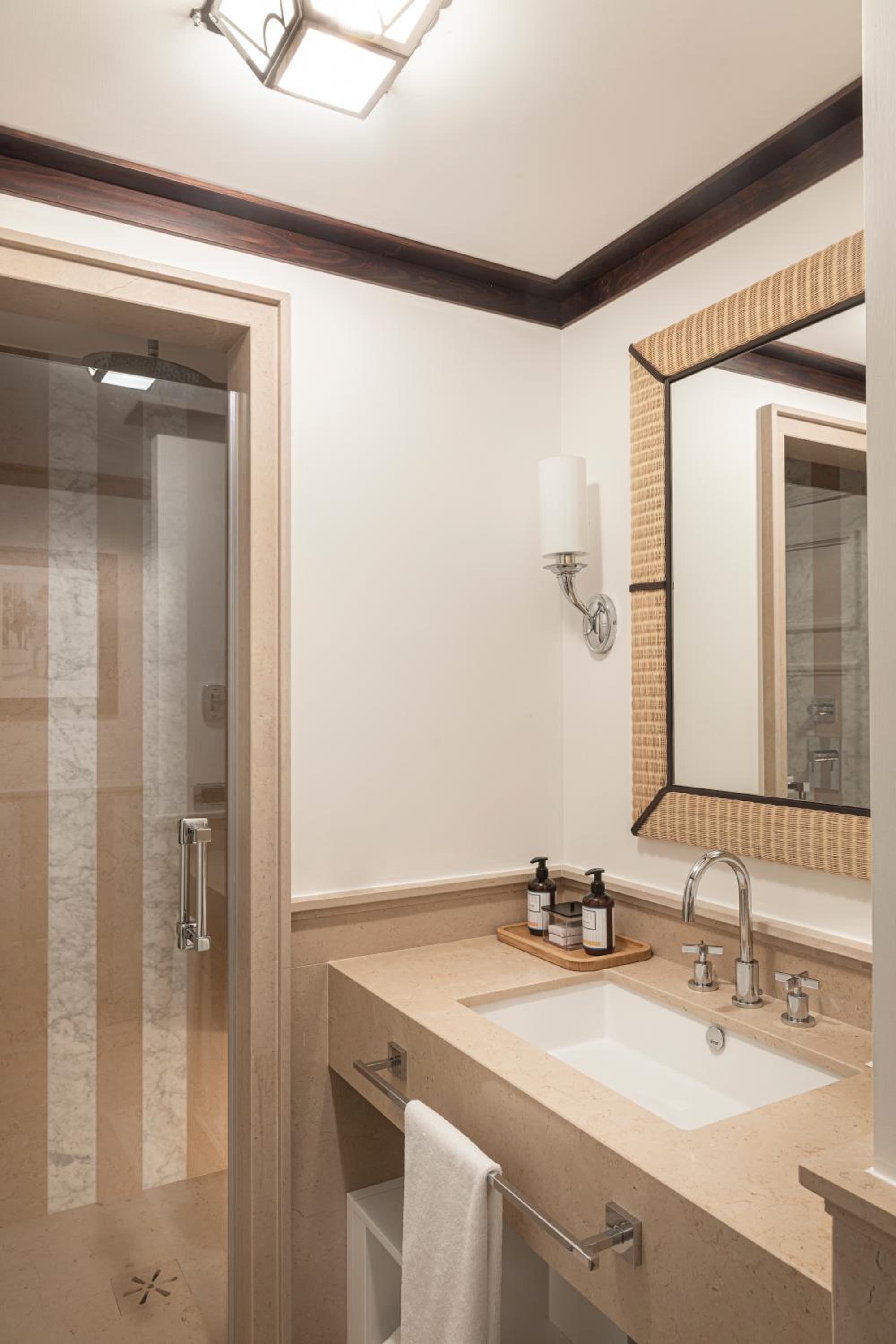 Superior King Room - Photo 7