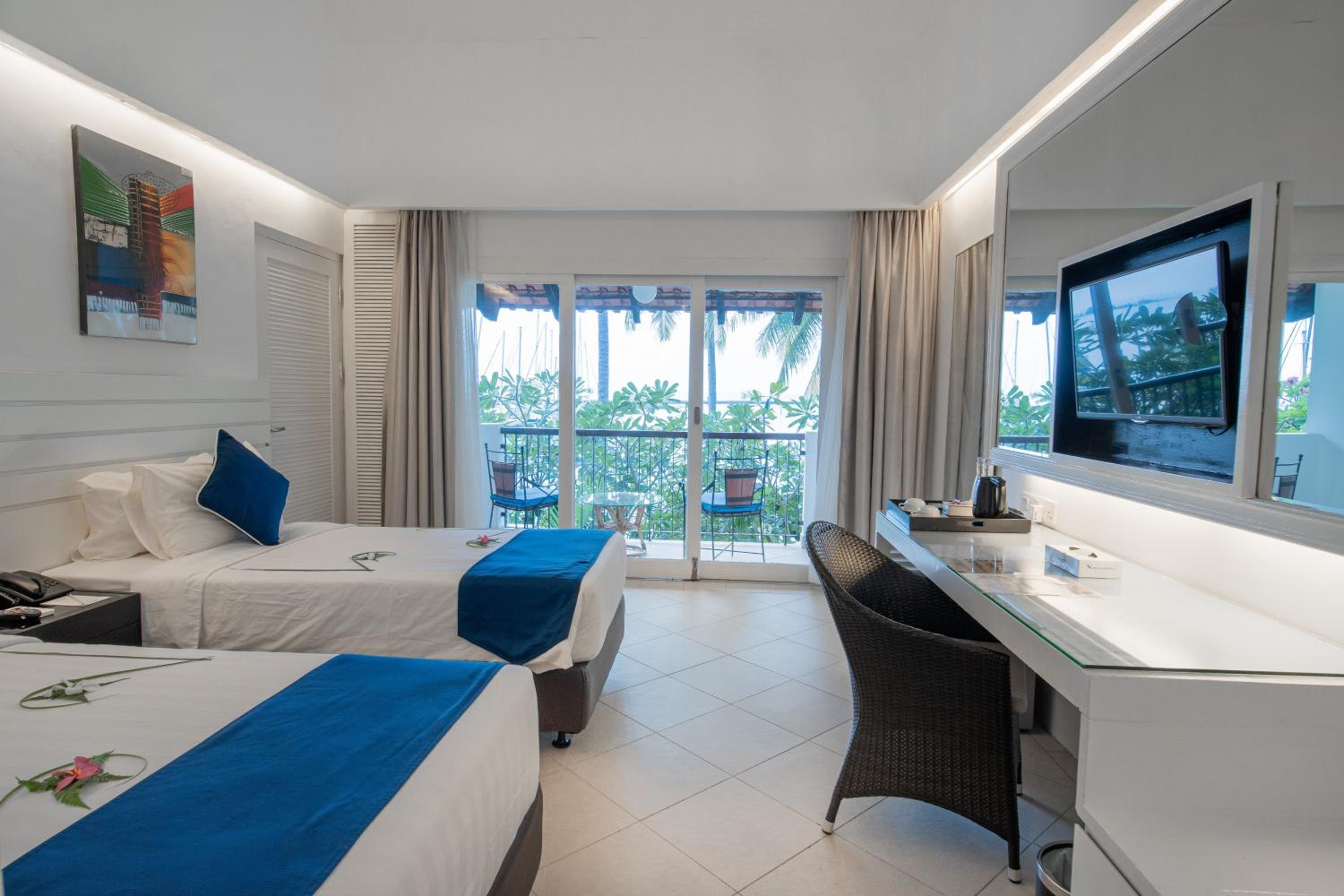 Deluxe Room with Sea View - Photo 5