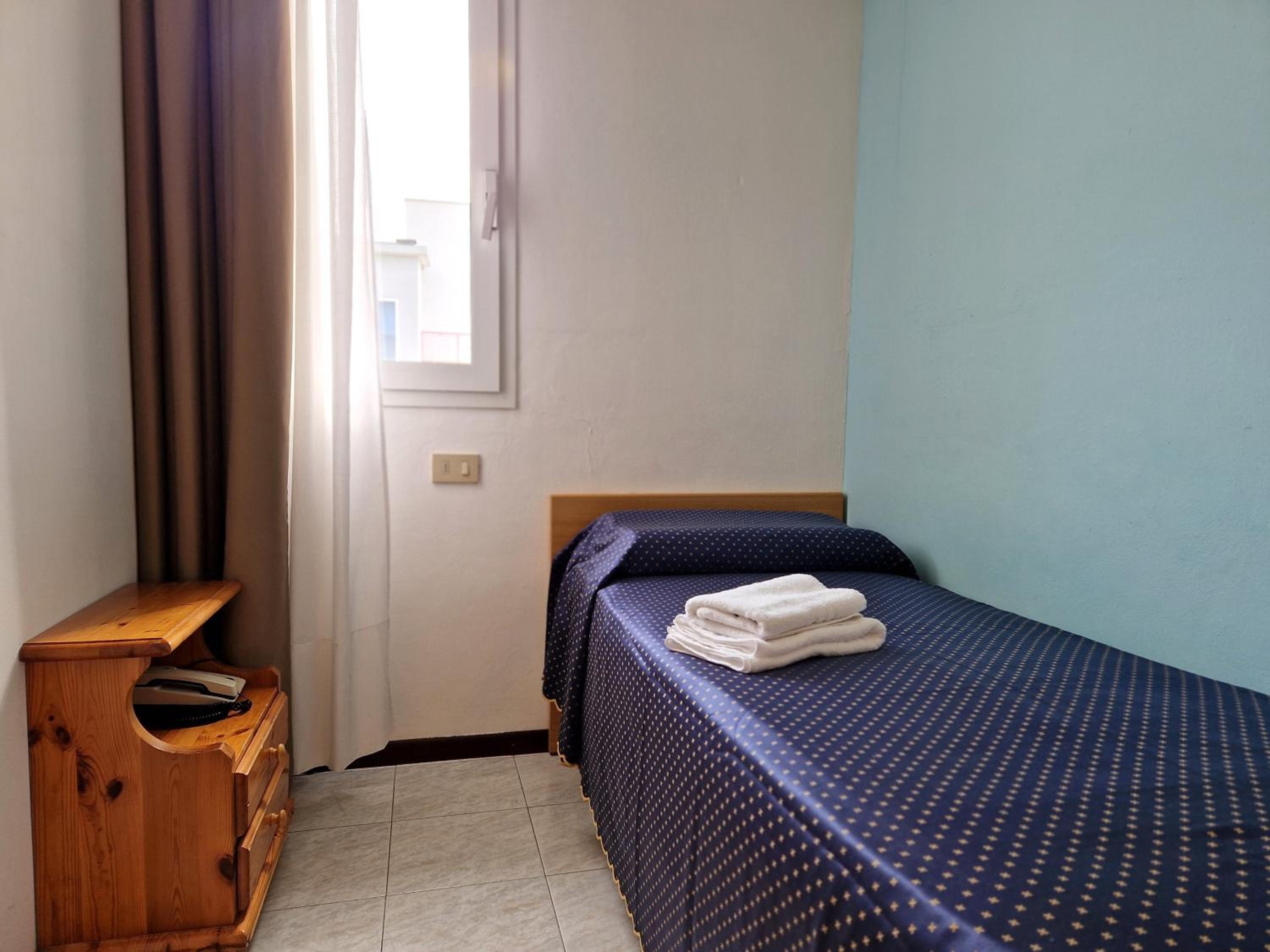 Single Room with Private External Bathroom photo 1