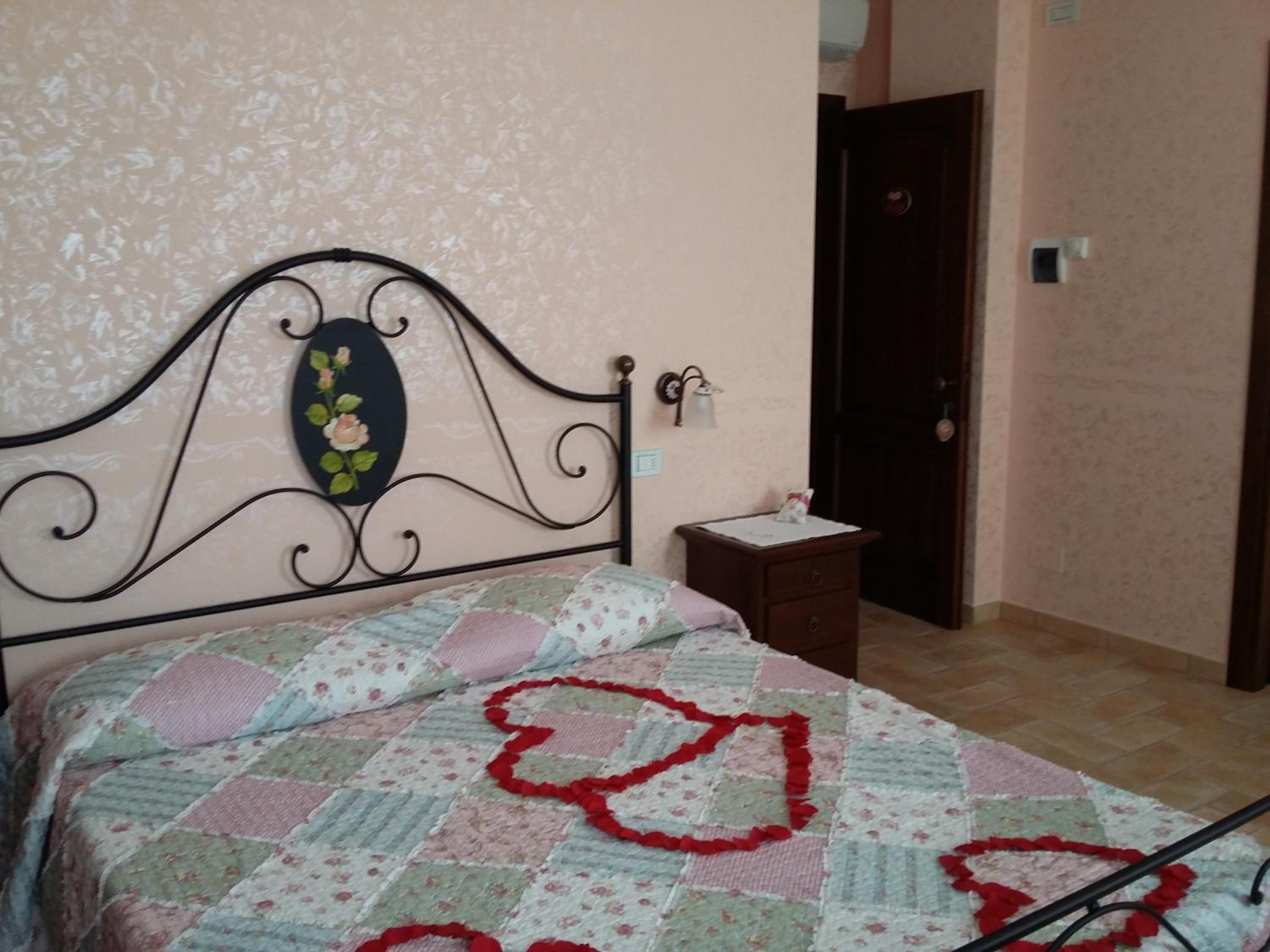 Double Room with Private Bathroom - Photo 2