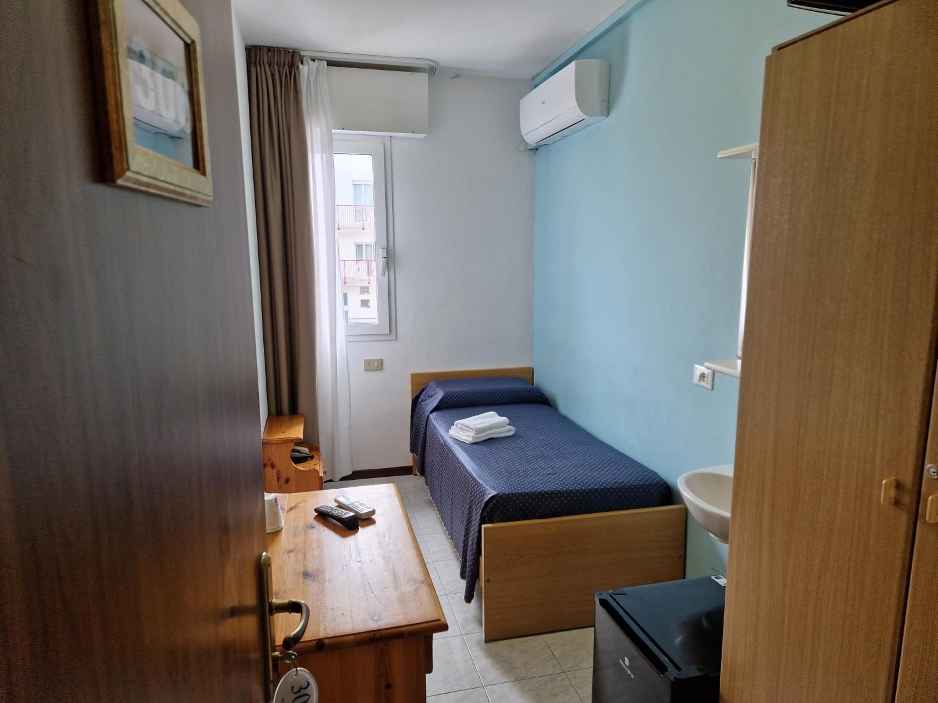 Single Room with Private External Bathroom photo 2