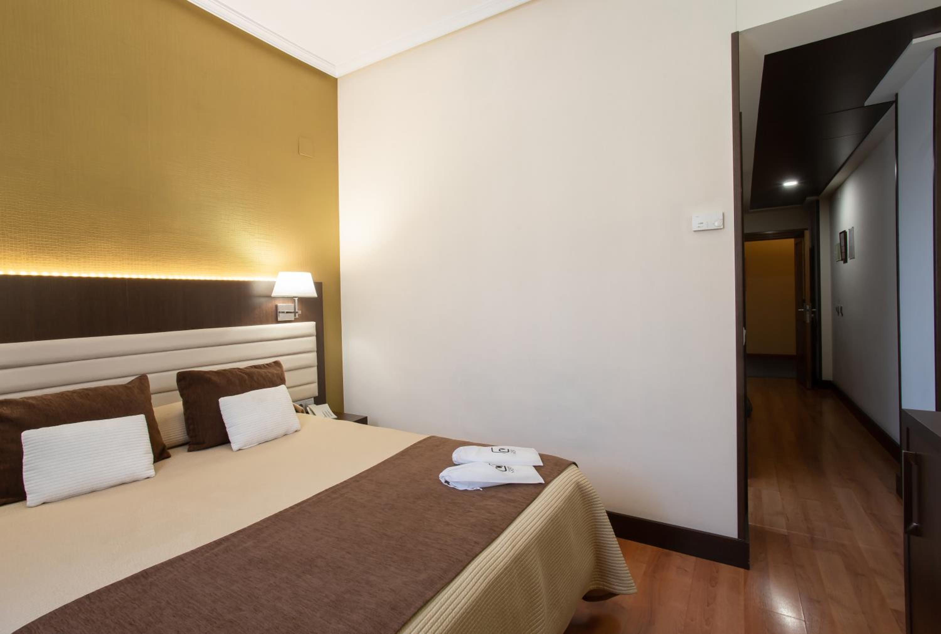 Budget Double Room - Photo 8