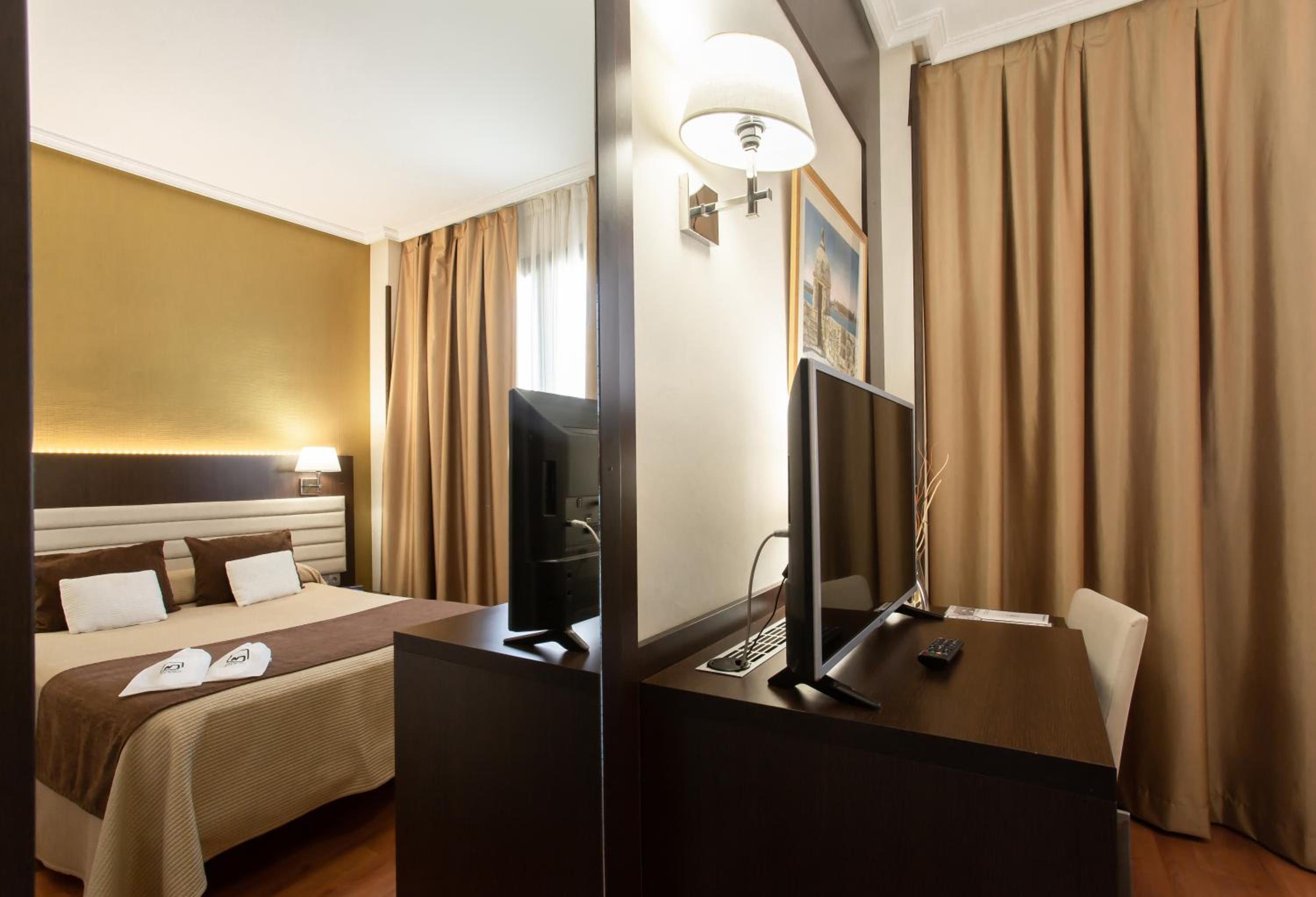 Budget Double Room - Photo 5