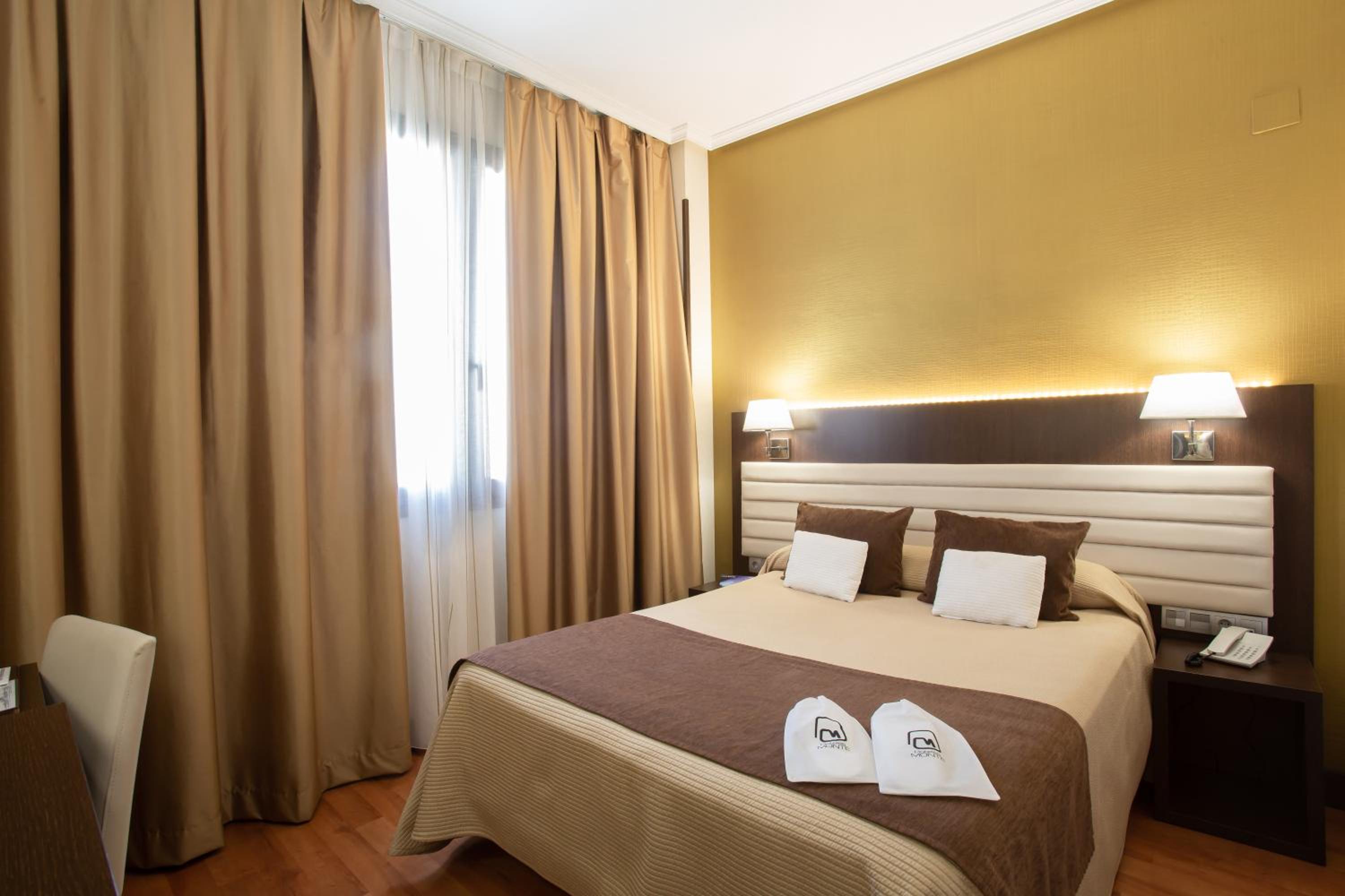 Budget Double Room - Photo 6