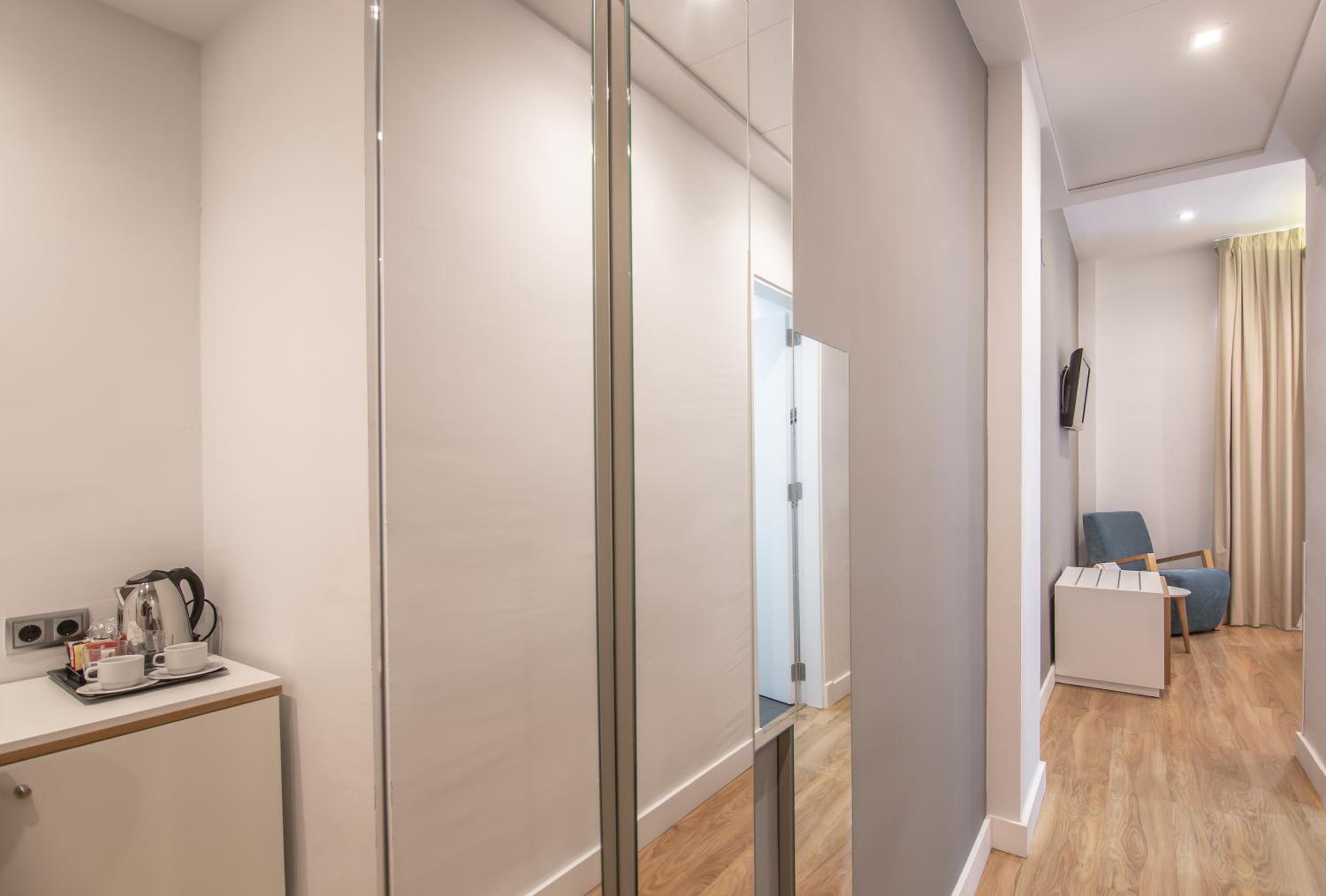 Budget Double Room - Photo 9