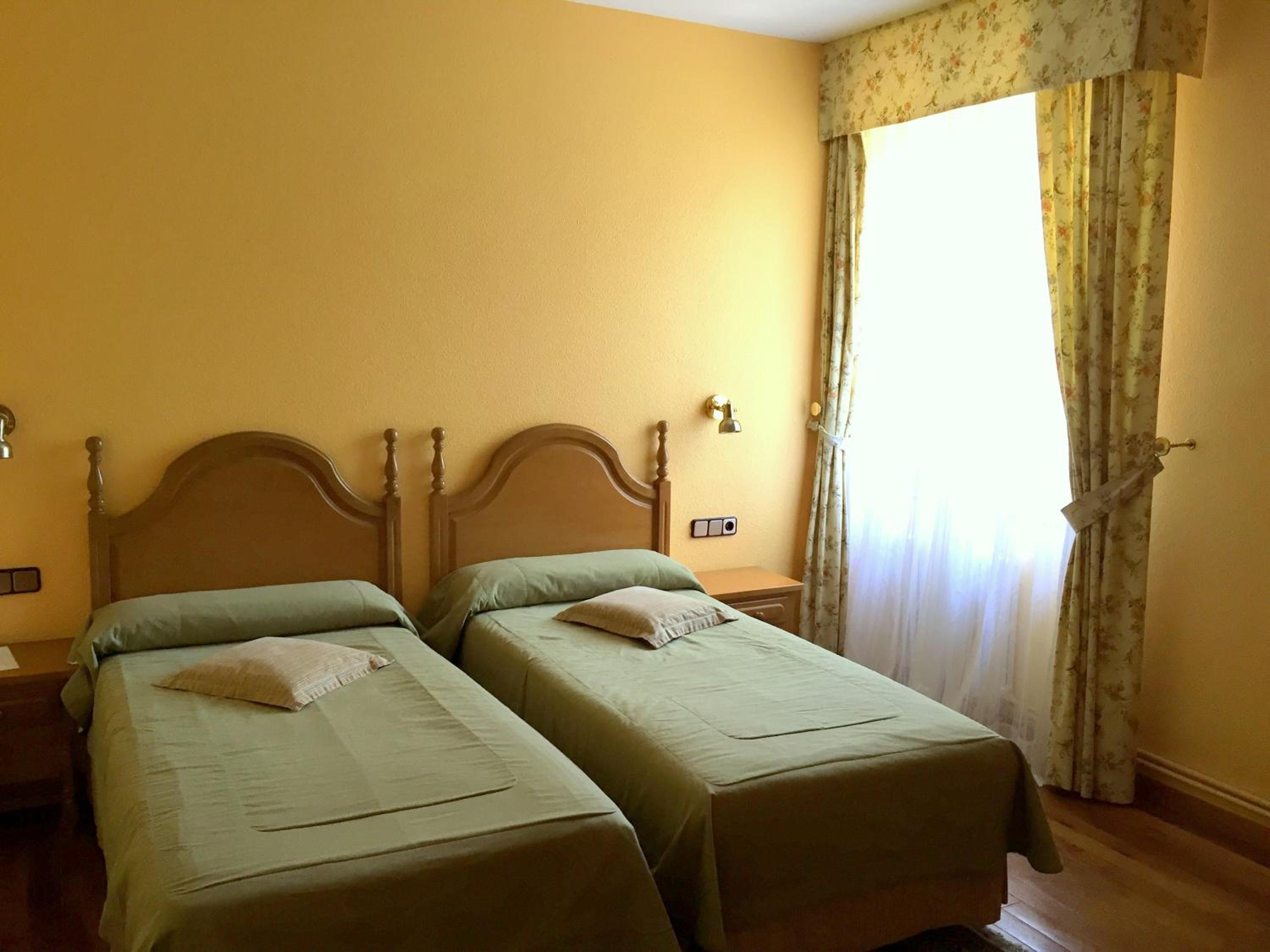 Double or Twin Room - Photo 13