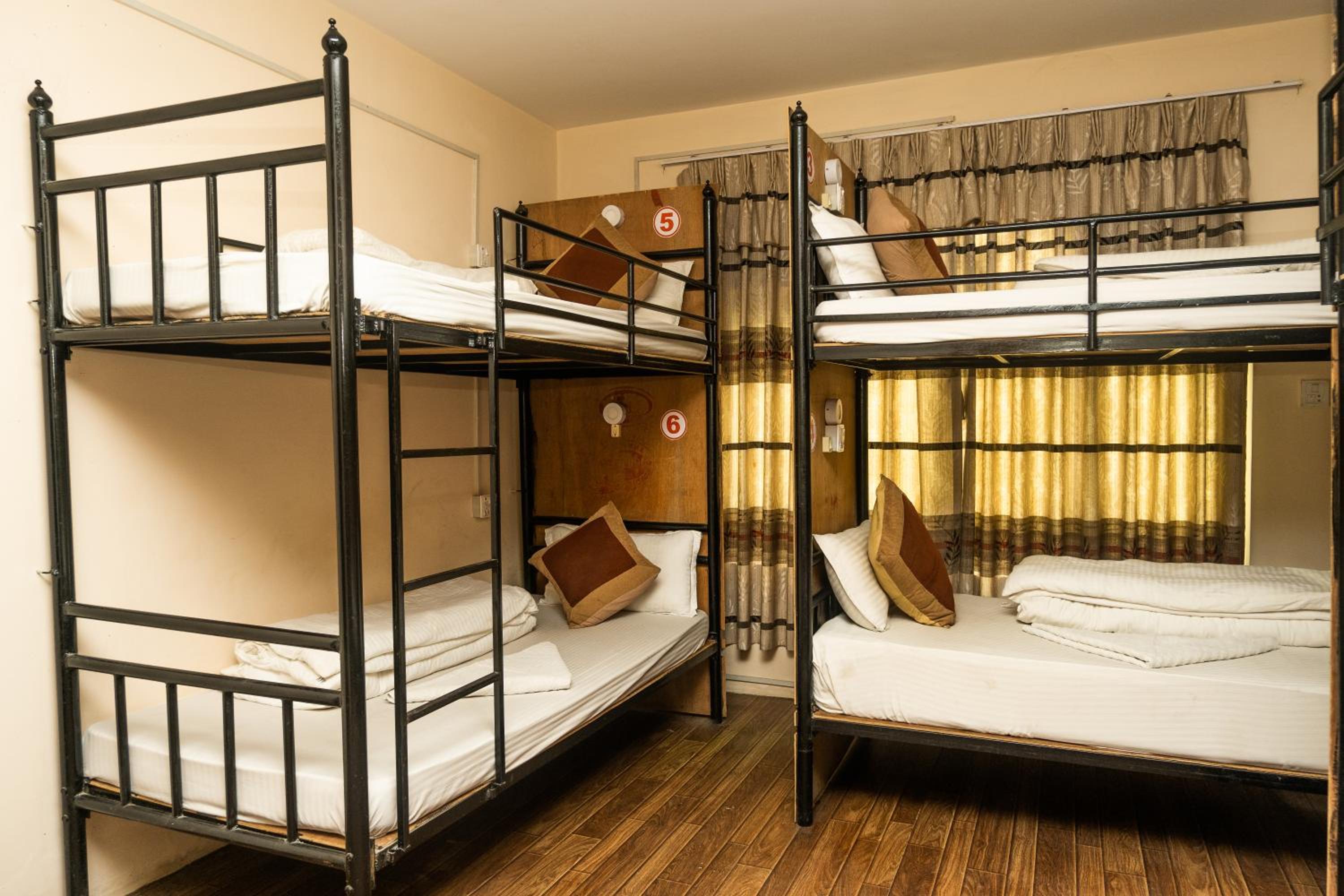 6-Bed Mixed Dormitory Room photo 2