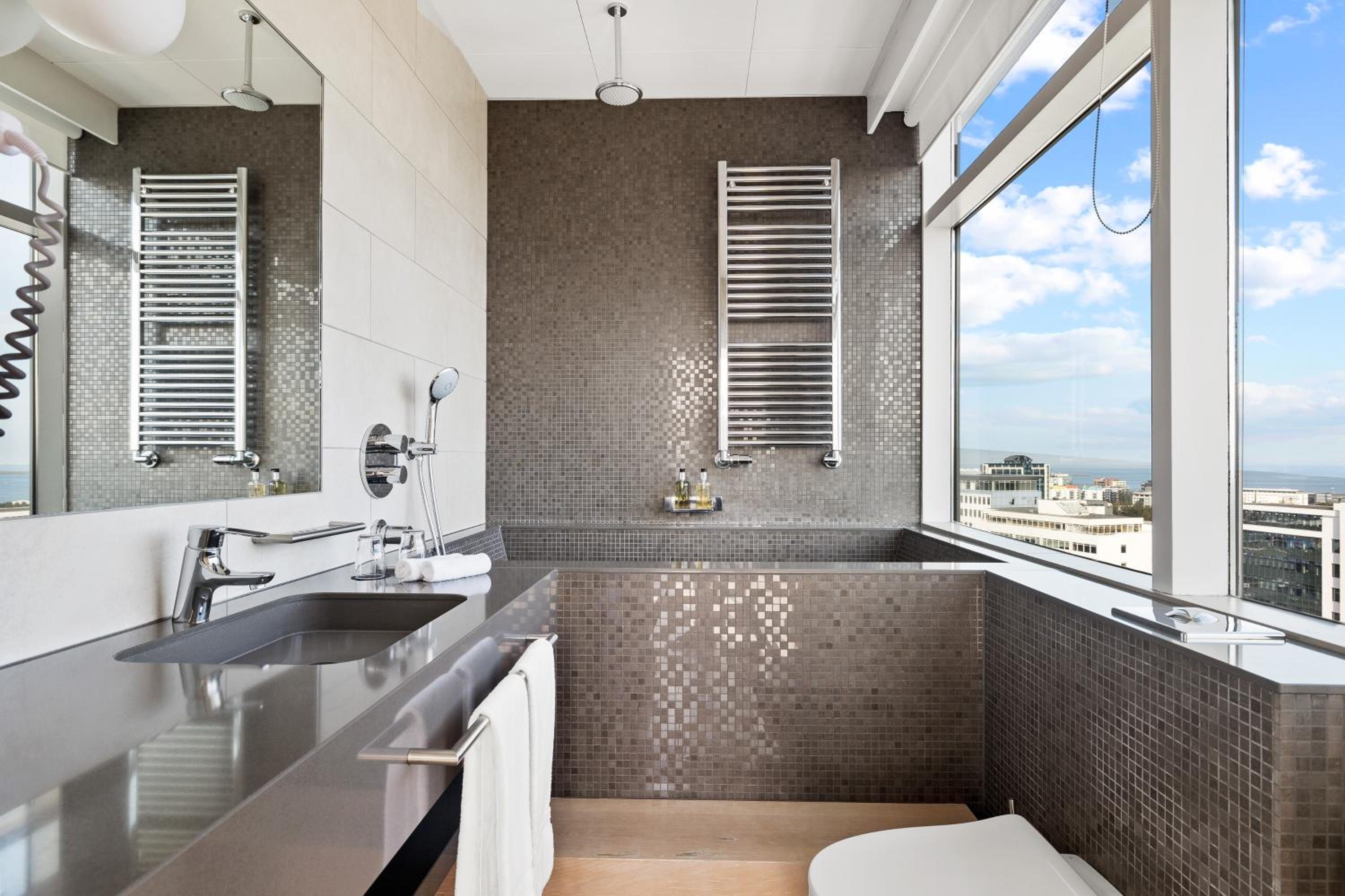 Panorama Top Floor Balcony Suite - Free Spa - Photo 5