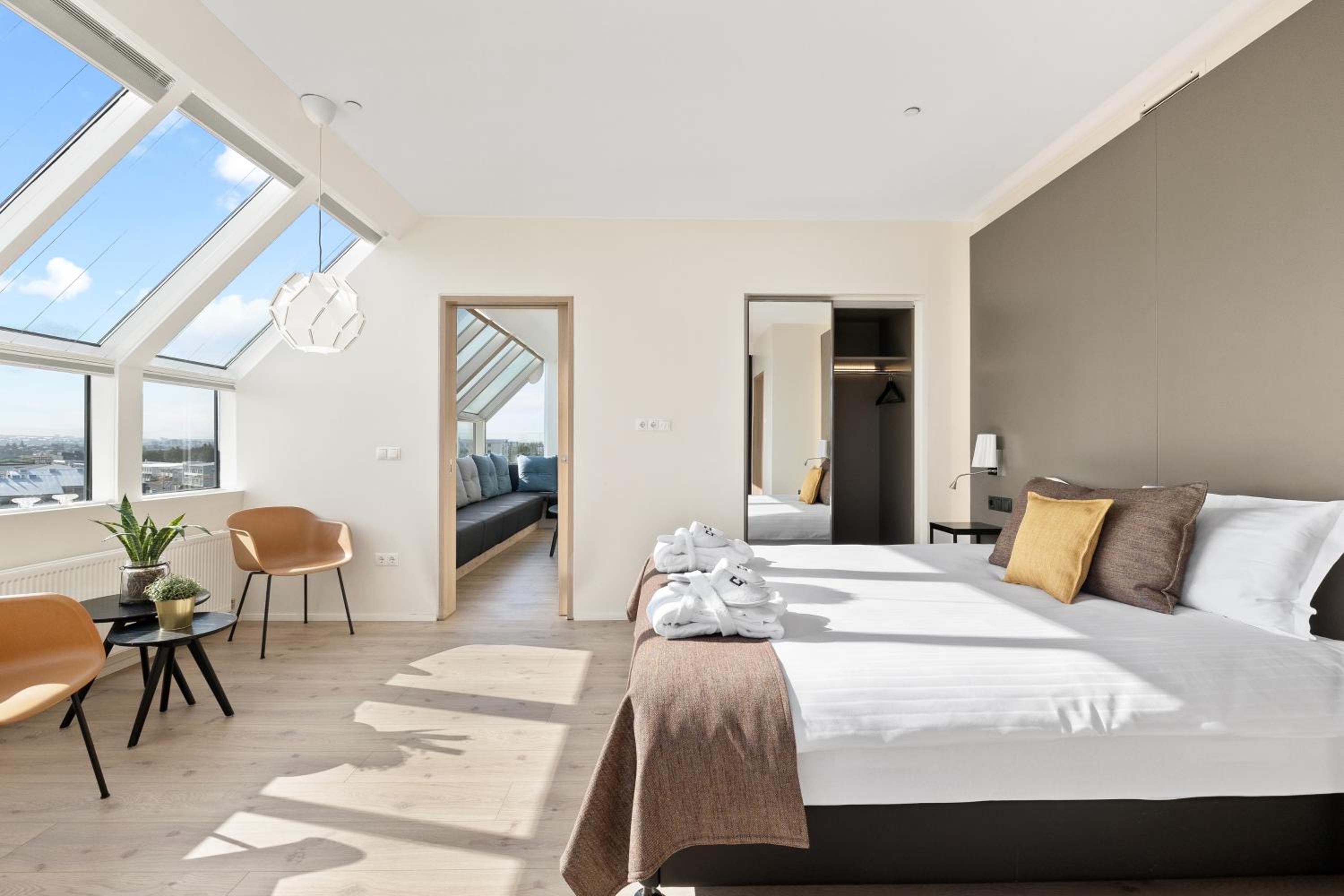 Panorama Top Floor Balcony Suite - Free Spa - Photo 3