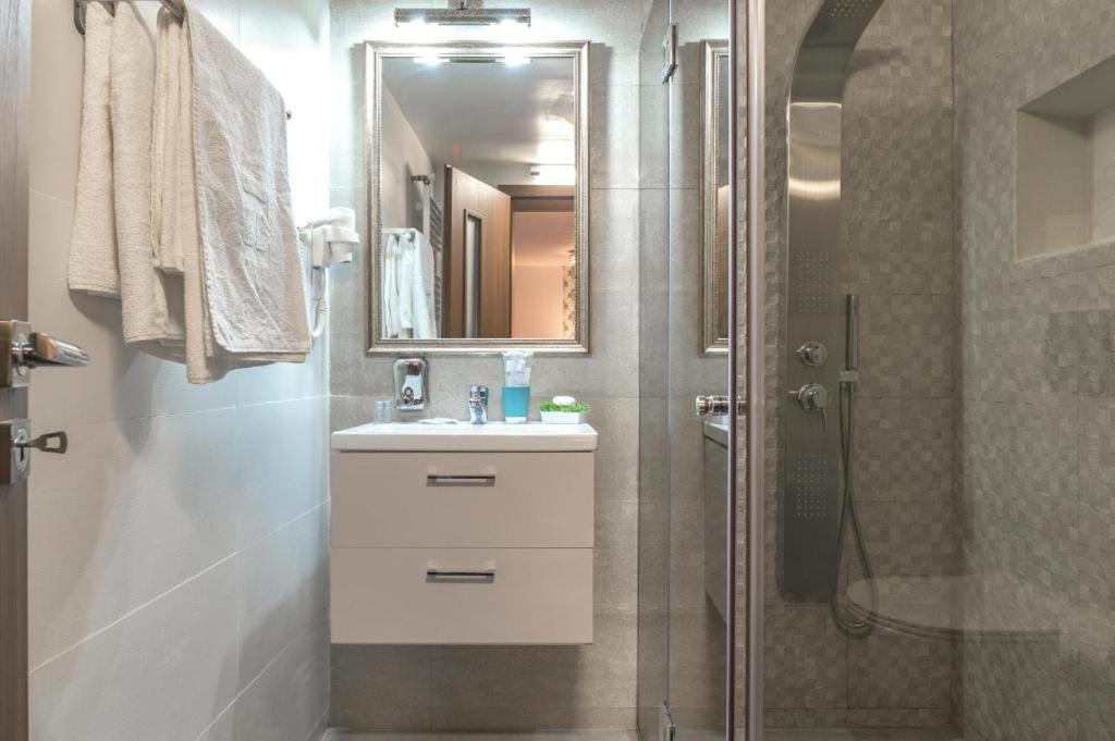 Deluxe Triple Room - Photo 21