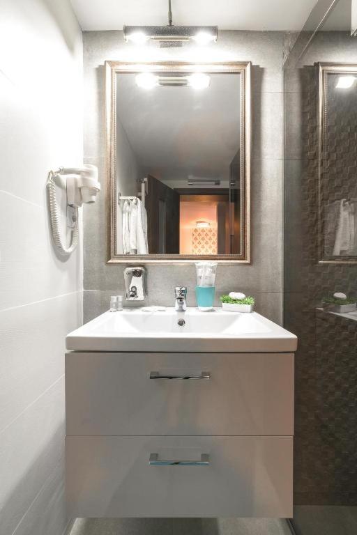 Deluxe Triple Room - Photo 32