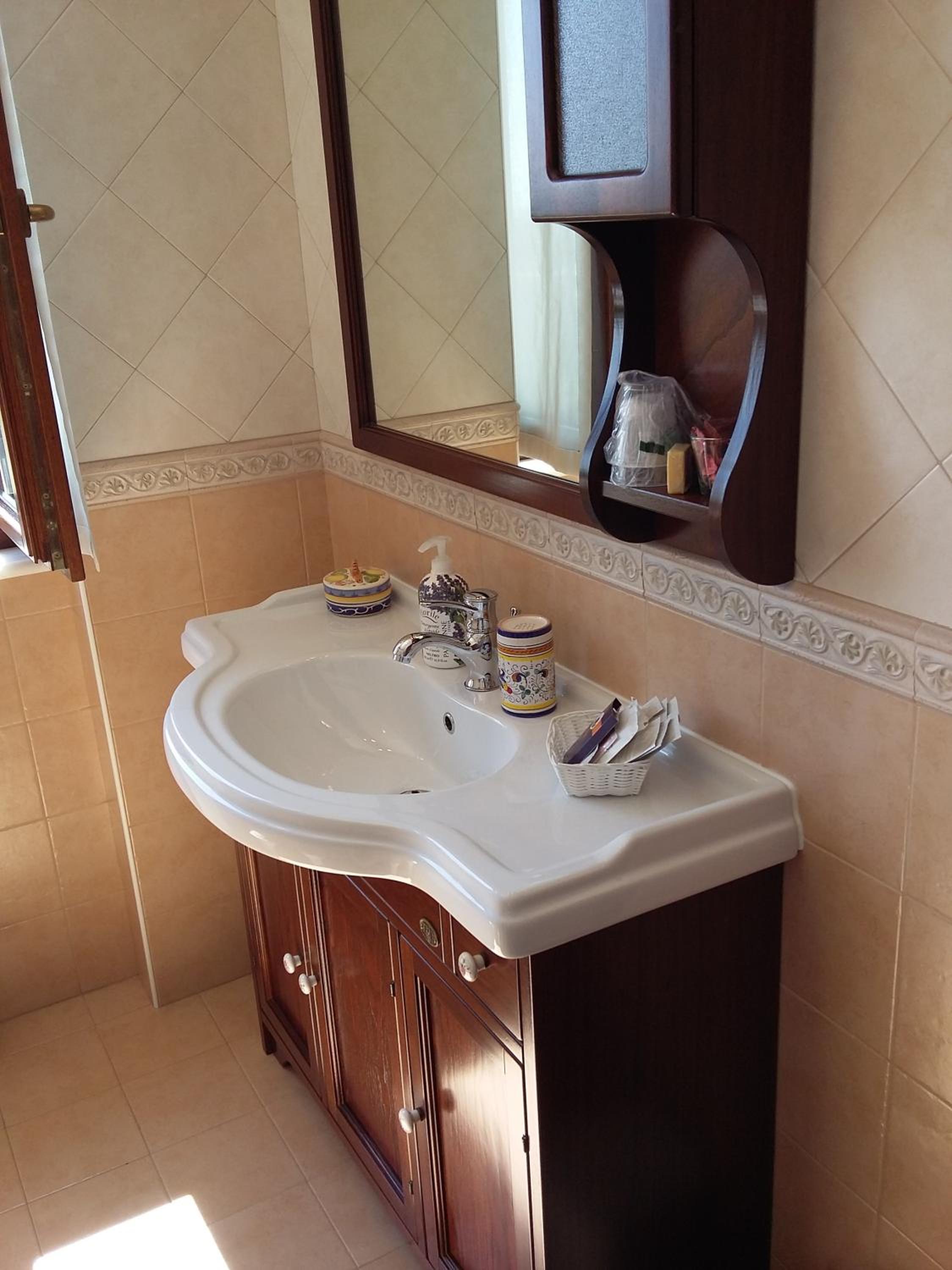 Double Room with Private Bathroom - Photo 6
