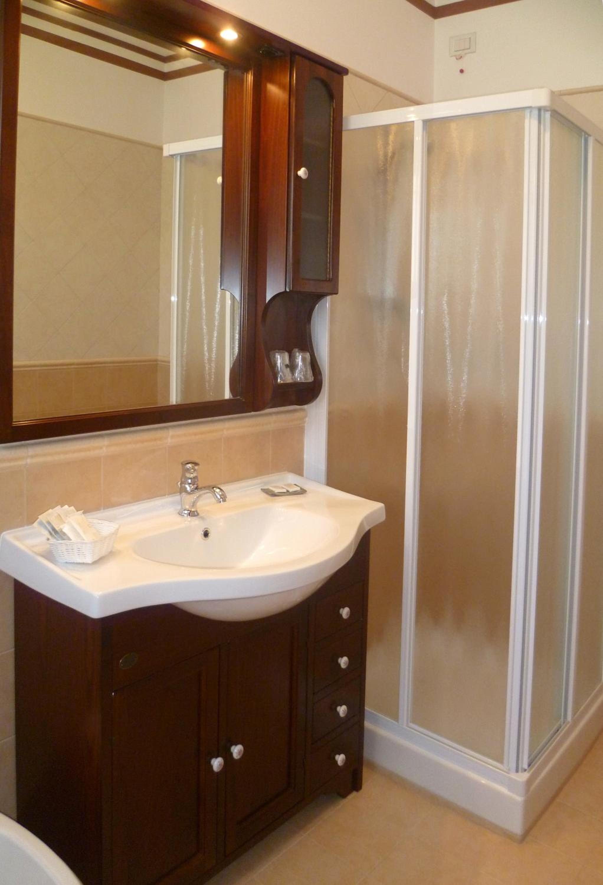 Double Room with Private Bathroom - Photo 5