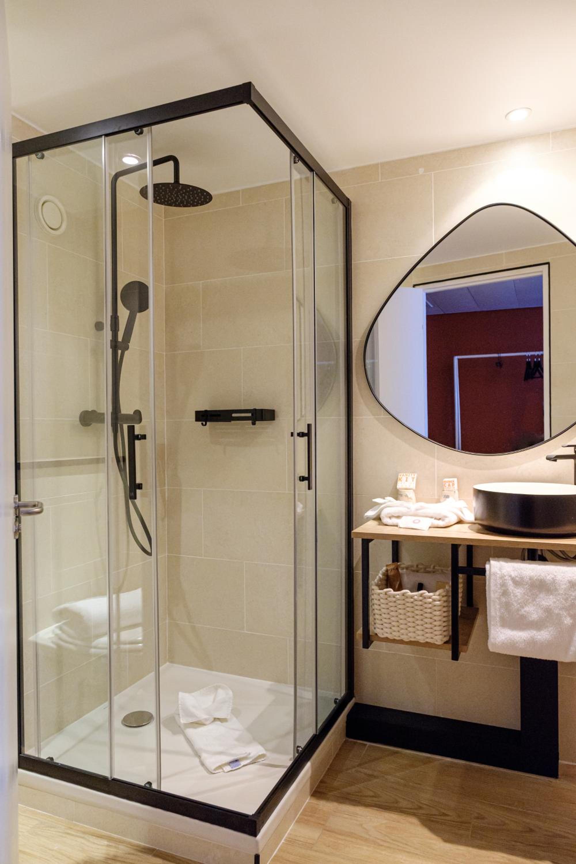 Standard King Room - Photo 8