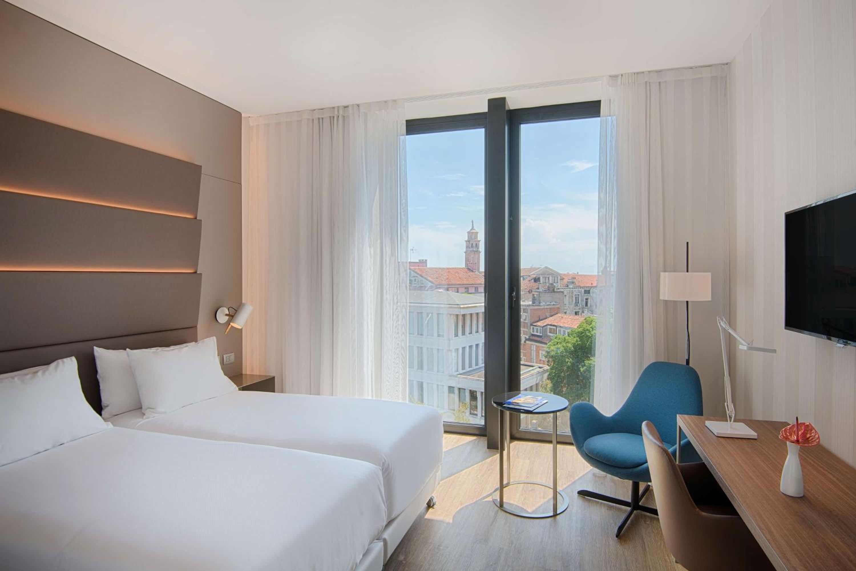 Superior Double or Twin Room with City View - Photo 1