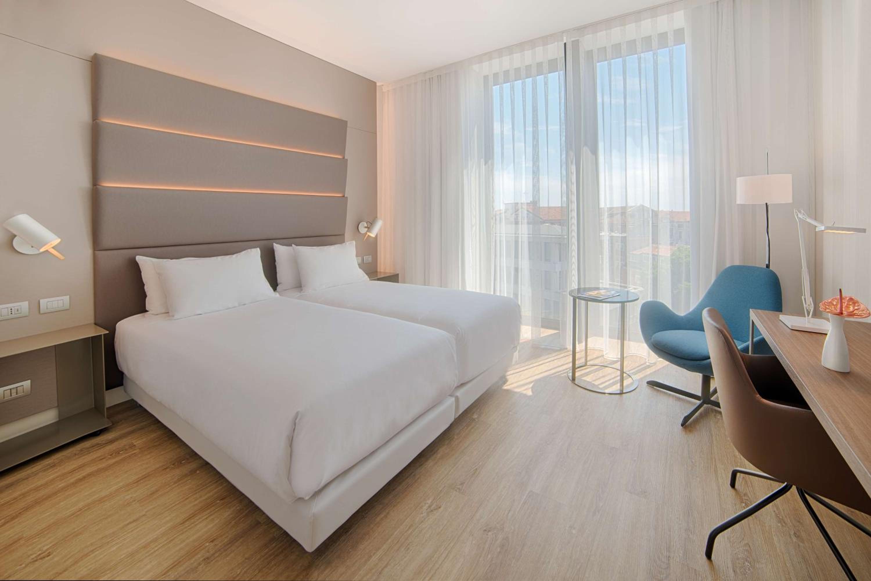 Superior Double or Twin Room with City View - Photo 2