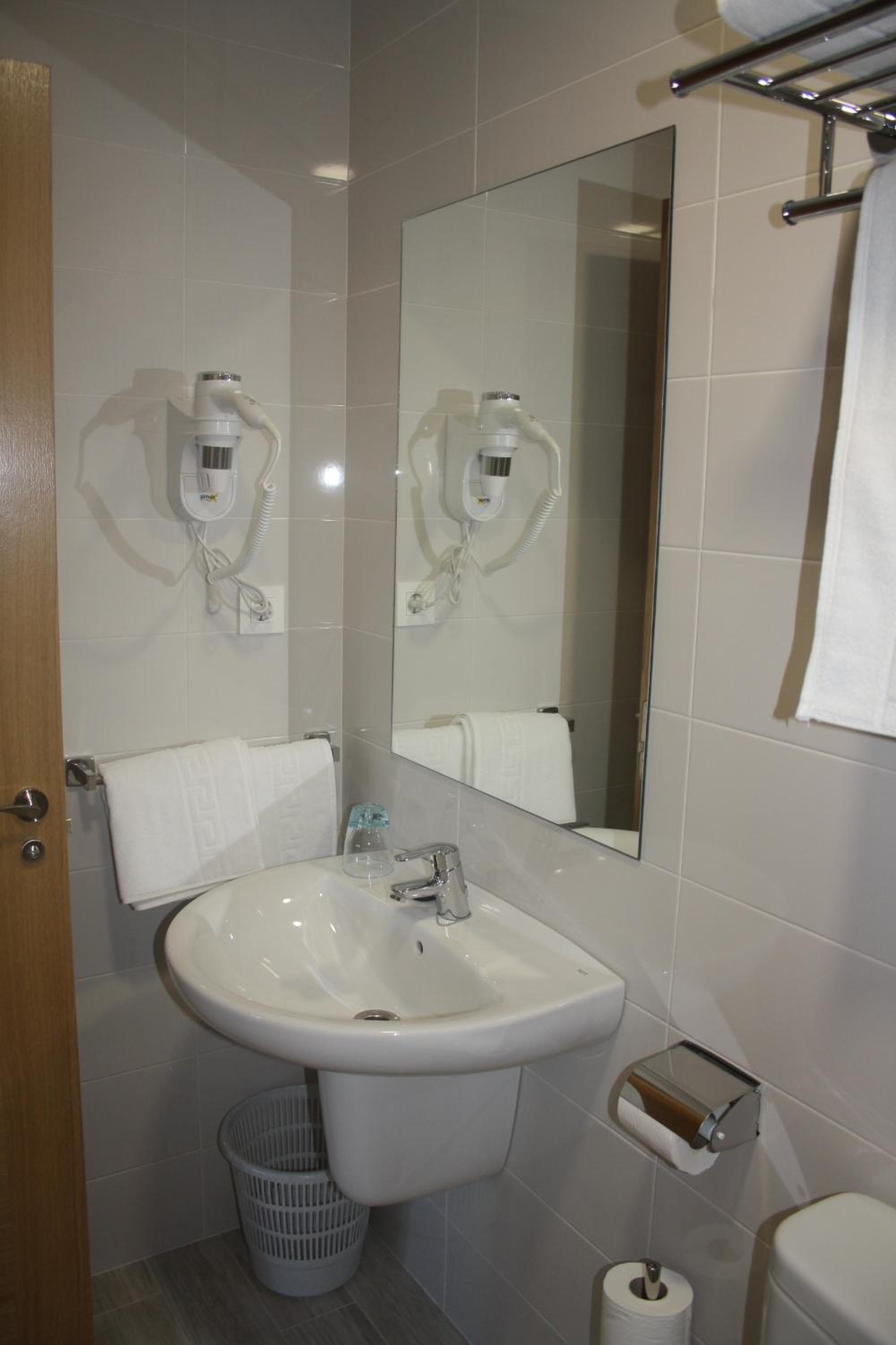 Double or Twin Room - Photo 3
