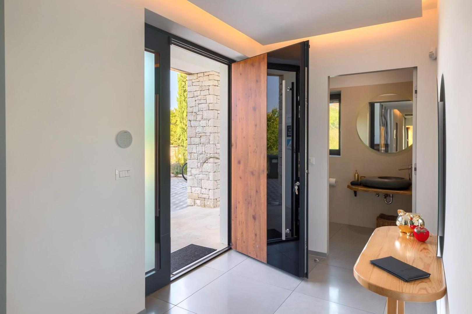 Five-Bedroom House photo 1