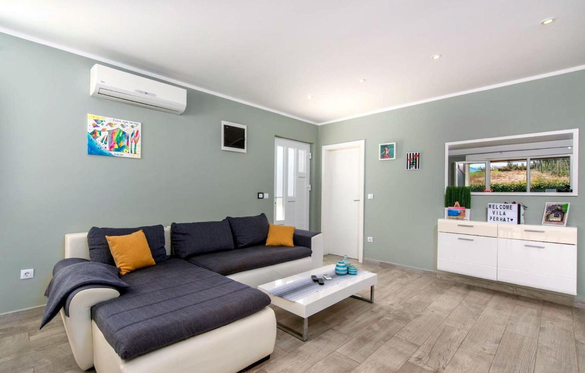 Six-Bedroom House photo 1