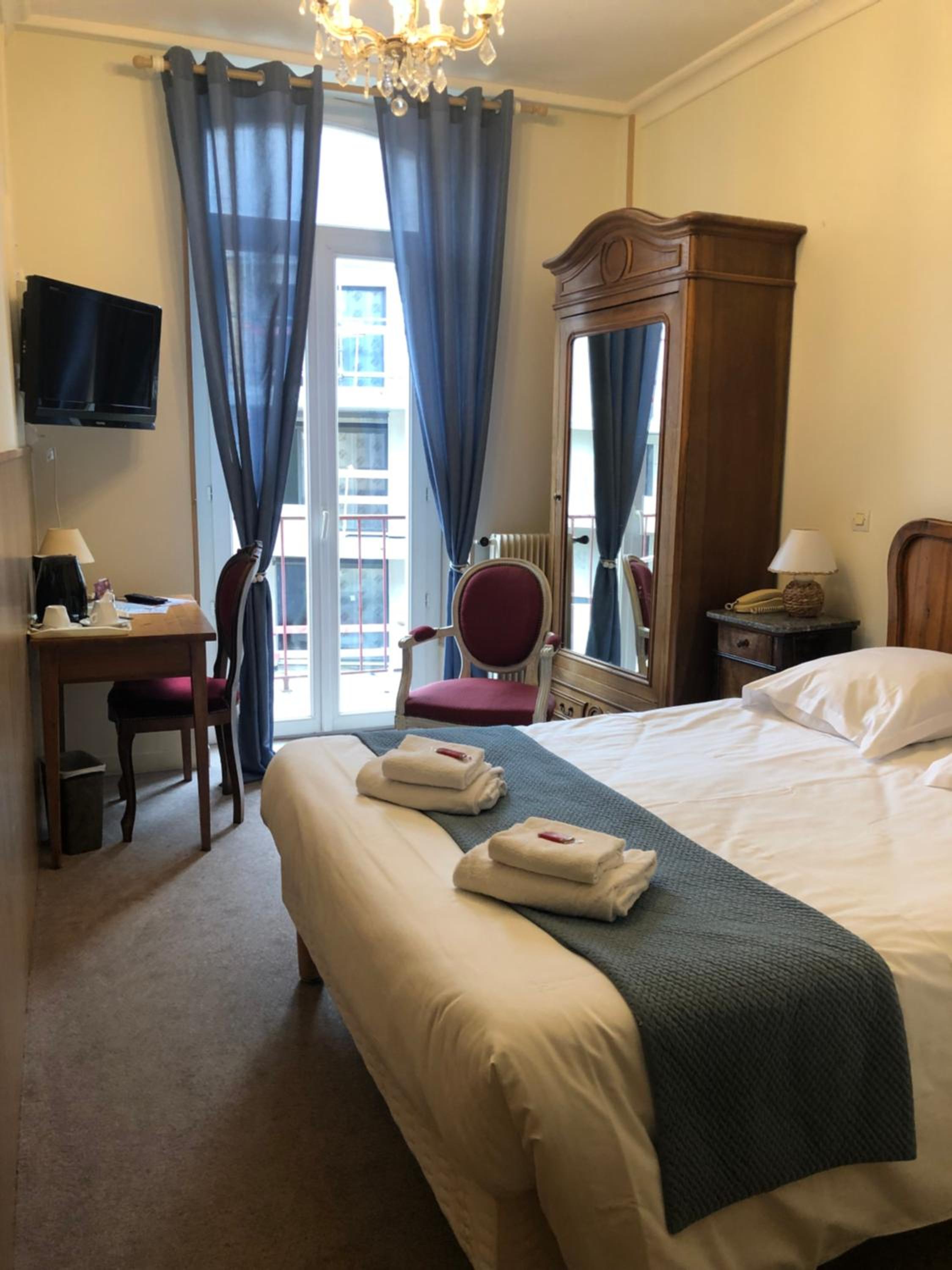 Standard Double Room - Photo 8